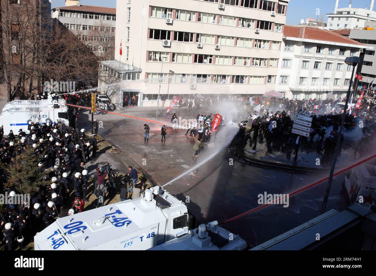 (140213) -- ANKARA, -- Demonstranten werden bei den Zusammenstößen in Ankara, der Hauptstadt der Türkei, am 13. Februar 2014 von türkischen Polizeikräften mit Wasserkanonen besprüht. Es kam am Donnerstag in Kizilay in Ankara zu Zusammenstößen zwischen türkischen Polizeikräften und über 3.000 Demonstranten gegen das Gefängnis des ehemaligen Generalstabschefs Ilker Basbug und anderer Sozialdemokraten, die angeblich an einem Putsch beteiligt waren. (Xinhua/Mustafa Kaya) TÜRKEI-ANKARA-ZUSAMMENSTÖSSE PUBLICATIONxNOTxINxCHN Ankara Demonstranten werden von Wasserkanonen der türkischen Polizei während der Zusammenstöße in der türkischen Hauptstadt Ankara AM 13. Februar 2014 besprüht Stockfoto