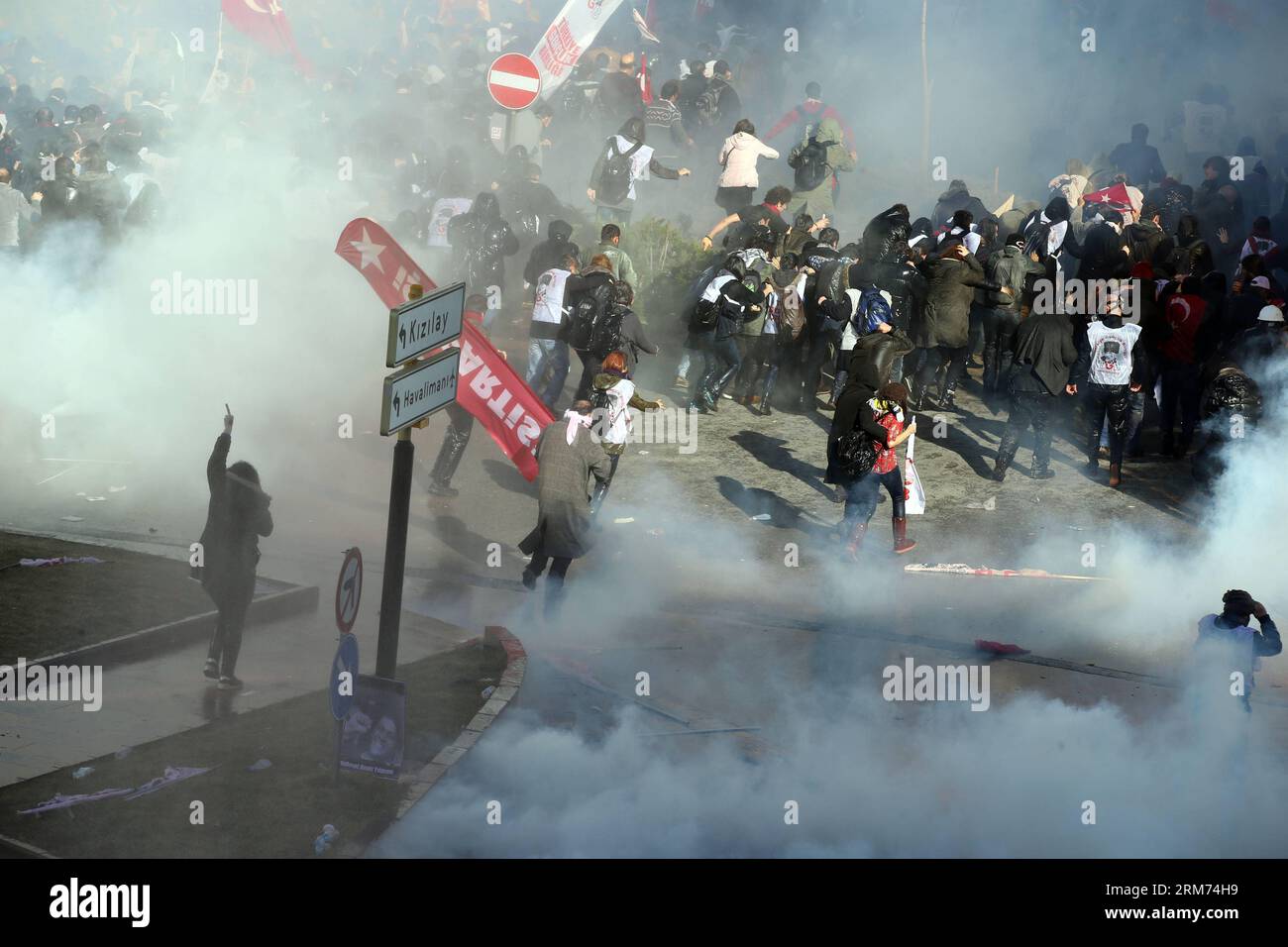 (140213) -- ANKARA, -- die türkischen Polizeikräfte nutzen Tränengas, um Demonstranten während der Auseinandersetzungen in Ankara, der Hauptstadt der Türkei, am 13. Februar 2014 zu zerstreuen. Es kam am Donnerstag in Kizilay in Ankara zu Zusammenstößen zwischen türkischen Polizeikräften und über 3.000 Demonstranten gegen das Gefängnis des ehemaligen Generalstabschefs Ilker Basbug und anderer Sozialdemokraten, die angeblich an einem Putsch beteiligt waren. (Xinhua/Mustafa Kaya) TÜRKEI-ANKARA-ZUSAMMENSTÖSSE PUBLICATIONxNOTxINxCHN Ankara Türkische Polizeikräfte nutzen Tränengas für Demonstranten während der Zusammenstöße in der türkischen Hauptstadt Ankara AM 13. Februar 2014 kam es zu Zusammenstößen zwischen der türkischen P Stockfoto
