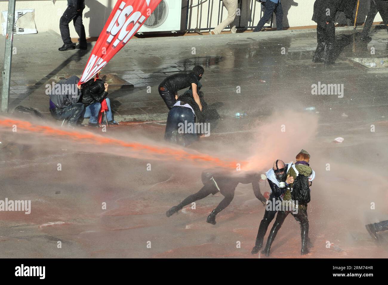(140213) -- ANKARA, -- Demonstranten werden bei den Zusammenstößen in Ankara, der Hauptstadt der Türkei, am 13. Februar 2014 von türkischen Polizeikräften mit Wasserkanonen besprüht. Es kam am Donnerstag in Kizilay in Ankara zu Zusammenstößen zwischen türkischen Polizeikräften und über 3.000 Demonstranten gegen das Gefängnis des ehemaligen Generalstabschefs Ilker Basbug und anderer Sozialdemokraten, die angeblich an einem Putsch beteiligt waren. (Xinhua/Mustafa Kaya) TÜRKEI-ANKARA-ZUSAMMENSTÖSSE PUBLICATIONxNOTxINxCHN Ankara Demonstranten werden von Wasserkanonen der türkischen Polizei während der Zusammenstöße in der türkischen Hauptstadt Ankara AM 13. Februar 2014 besprüht Stockfoto