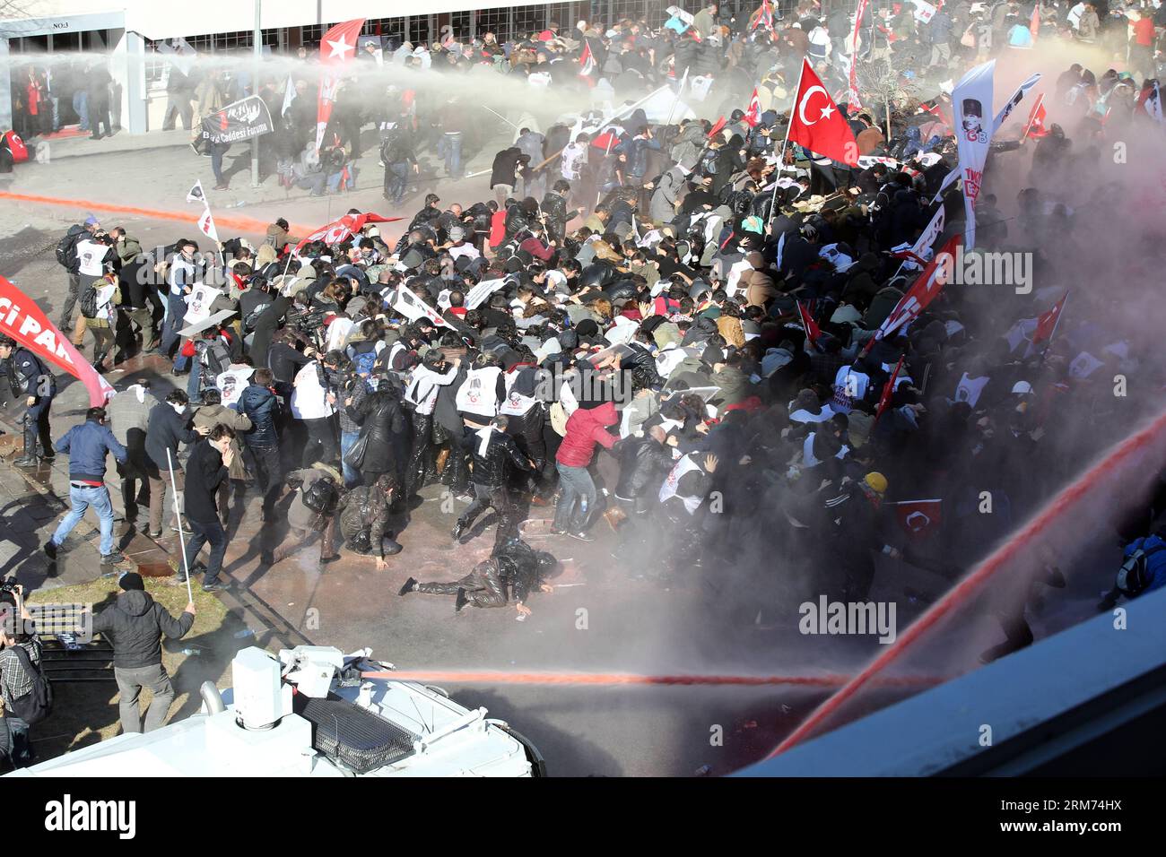 (140213) -- ANKARA, -- Demonstranten werden bei den Zusammenstößen in Ankara, der Hauptstadt der Türkei, am 13. Februar 2014 von türkischen Polizeikräften mit Wasserkanonen besprüht. Es kam am Donnerstag in Kizilay in Ankara zu Zusammenstößen zwischen türkischen Polizeikräften und über 3.000 Demonstranten gegen das Gefängnis des ehemaligen Generalstabschefs Ilker Basbug und anderer Sozialdemokraten, die angeblich an einem Putsch beteiligt waren. (Xinhua/Mustafa Kaya) TÜRKEI-ANKARA-ZUSAMMENSTÖSSE PUBLICATIONxNOTxINxCHN Ankara Demonstranten werden von Wasserkanonen der türkischen Polizei während der Zusammenstöße in der türkischen Hauptstadt Ankara AM 13. Februar 2014 besprüht Stockfoto