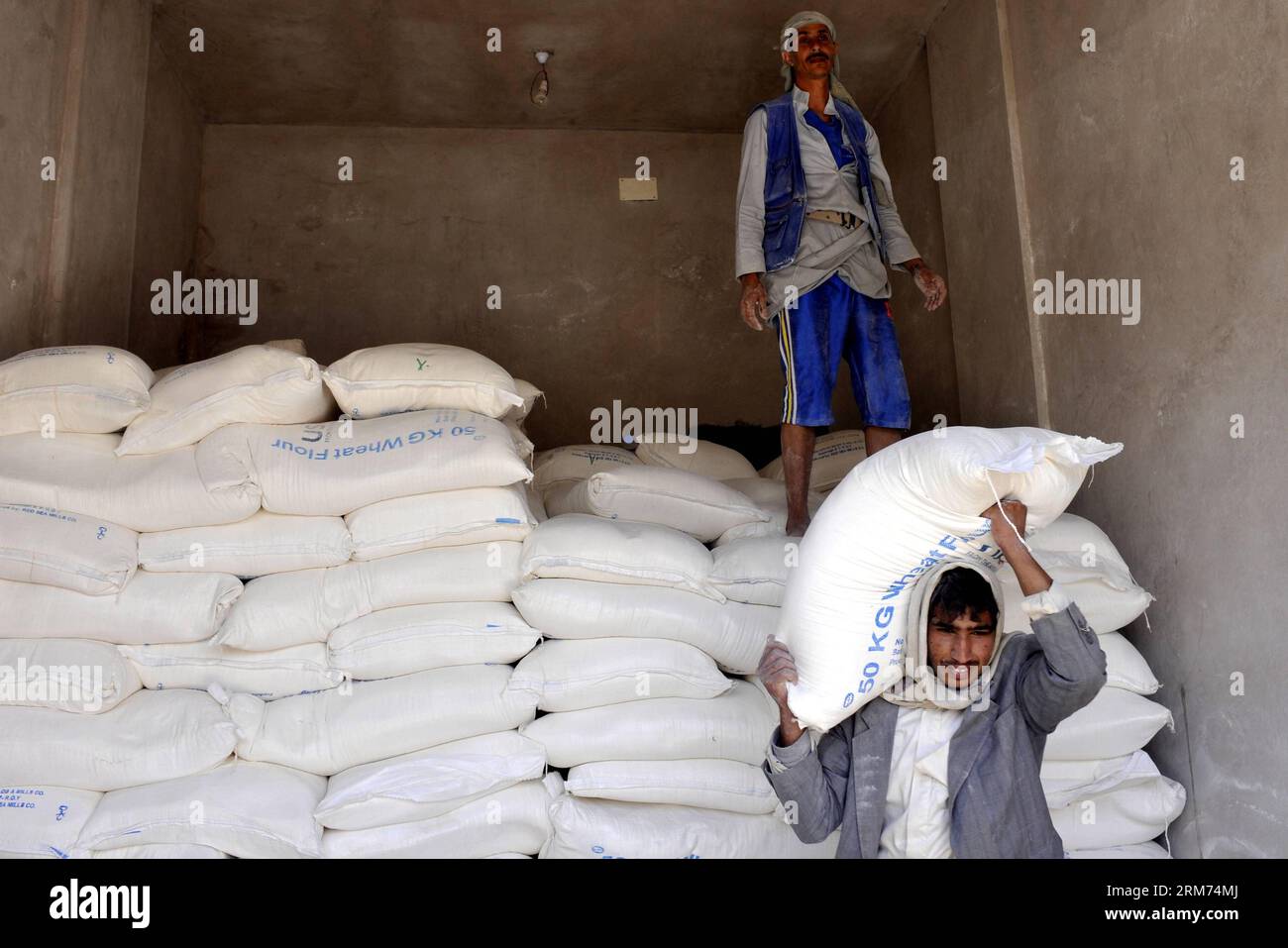 (140213) -- SANAA, 13. Februar 2014 (Xinhua) -- Ein jemenitischer Mann erhält am 13. Februar 2014 Nahrung in einem Hilfszentrum in Sanaa, Jemen. Das Welternährungsprogramm der Vereinten Nationen (WFP) hat ein zweijähriges Programm im Wert von 491 Millionen US-Dollar gebilligt, mit dem ein allmählicher Übergang von der Nahrungsmittelhilfe zur Förderung der Erholung und des Aufbaus von Resilienz und Existenzgrundlagen bei schutzbedürftigen und ernährungsunsicheren Menschen im Jemen unterstützt werden soll. Anklage an die offizielle jemenitische Saba-Nachrichtenagentur. (Xinhua/Mohammed Mohammed) JEMEN-SANAA-ERNÄHRUNGSSICHERHEIT PUBLICATIONxNOTxINxCHN SANAA 13. Februar 2014 XINHUA ein jemenitischer Mann erhält BEI to Lebensmittel Stockfoto