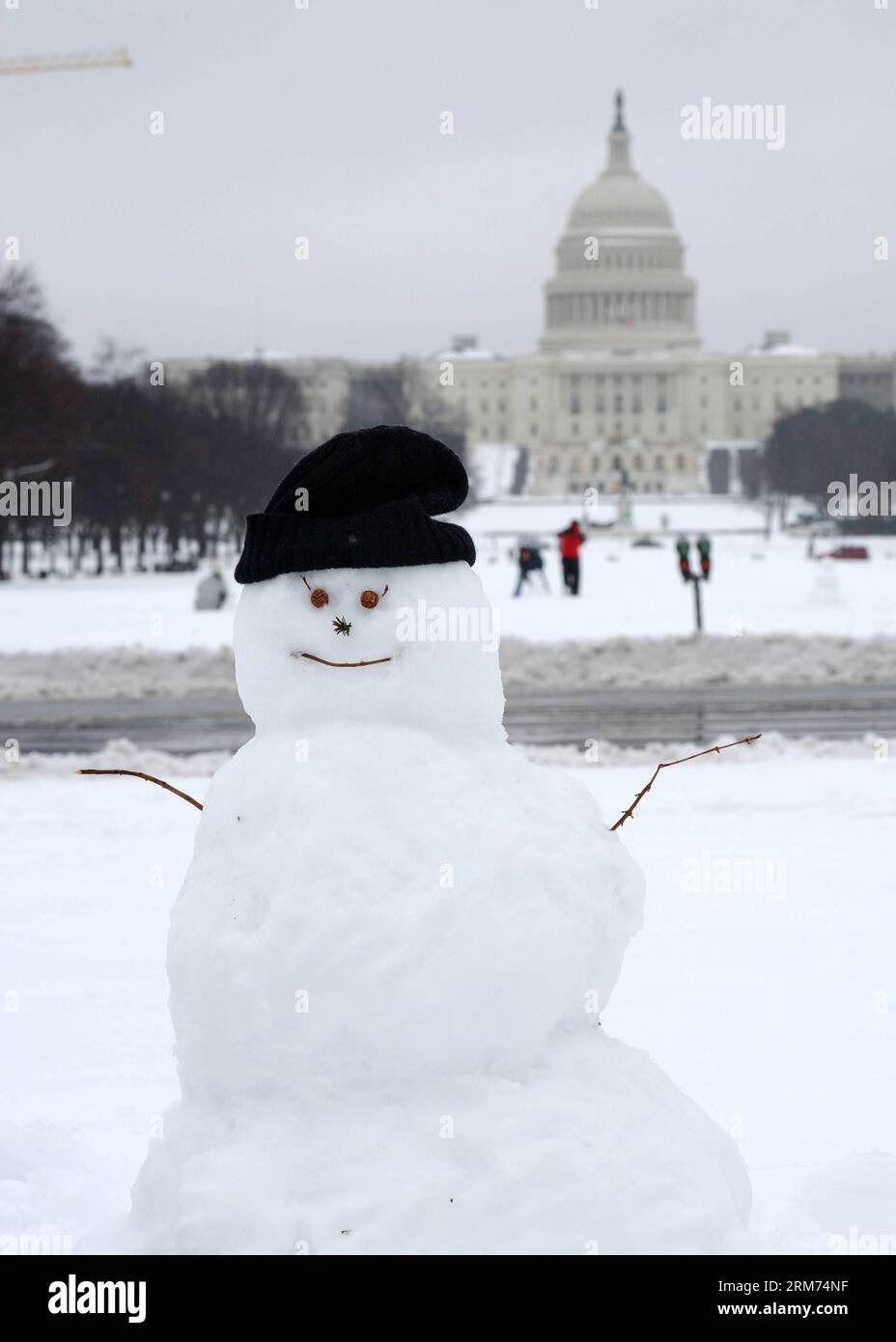 (140213) -- WASHINGTON, 13. Februar 2014 (Xinhua) -- Ein Schneemann wird vor dem Capitol auf der National Mall in Washington D.C. gesehen, Hauptstadt der Vereinigten Staaten, 13. Februar 2014. Der Wintersturm aus den südlichen bundesstaaten der USA hat am Donnerstag schweren Schnee und eisigen Graupel in den Nordosten gebracht, Bundesbehörden, Schulen und Flughäfen geschlossen und eine halbe Million Menschen ohne Strom gelassen. Der Schnee und das Eis erschweren Pendlern das Reisen in der Innenstadt von D.C., da die lokale Regierung die Bewohner dazu aufforderte, sich auf den gefährlichen Straßen und abseits der Straßen aufzuhalten. (Xinhua/Yin Bogu) Stockfoto