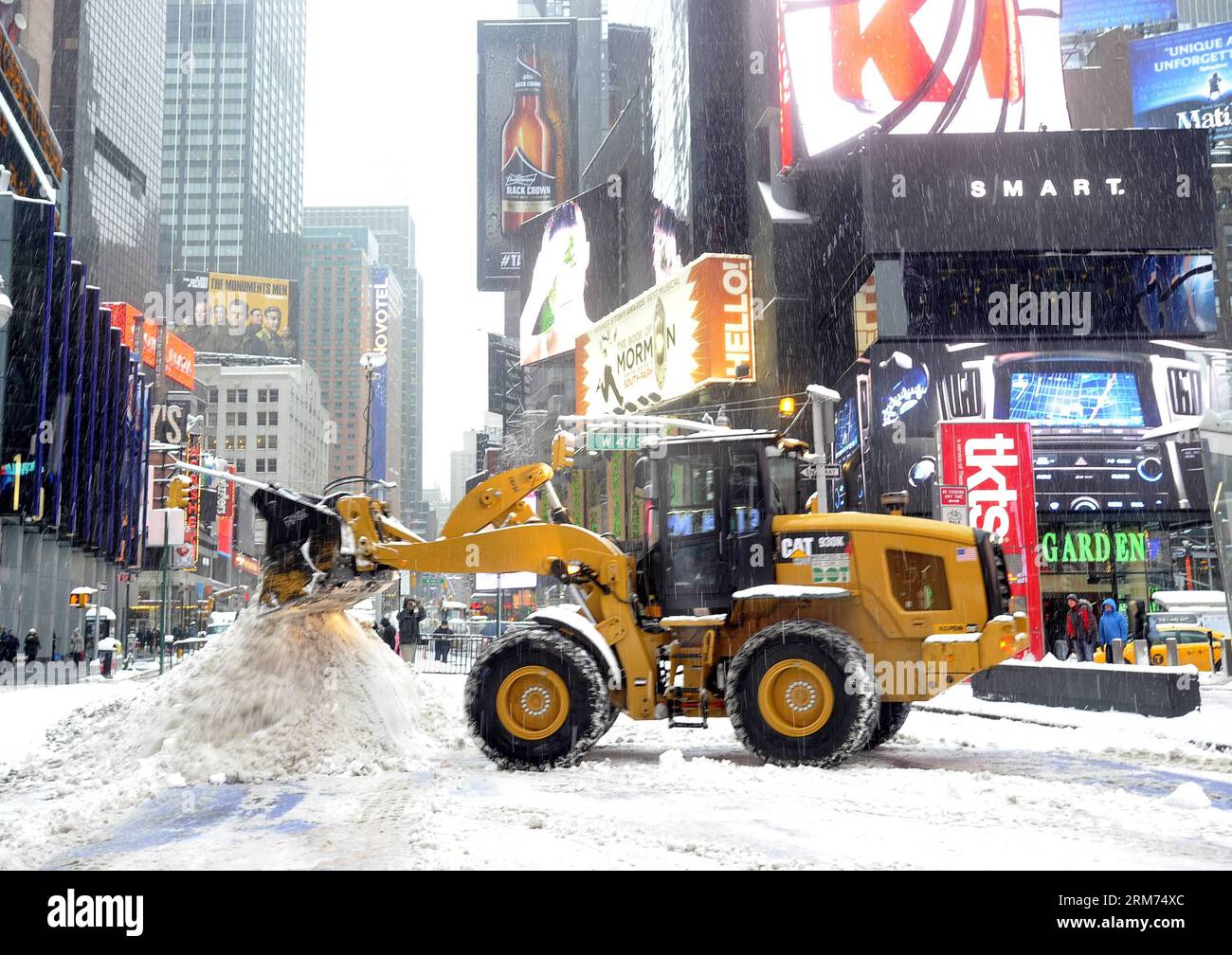 (140213) -- NEW YORK, 13. Februar 2014 (Xinhua) -- Ein Schneepflug reinigt Schnee am Times Square in Midtown Manhattan, New York City, 13. Februar 2014. Der Wintersturm aus den südlichen bundesstaaten der USA hat am Donnerstag schweren Schnee und eisigen Graupel in den Nordosten gebracht, Bundesbehörden, Schulen und Flughäfen geschlossen und eine halbe Million Menschen ohne Strom gelassen. Bis Ende Donnerstag wird in den Metropolregionen Philadelphia, New York und Boston mit einem starken Schneefall zwischen 20 und 38 cm gerechnet. Prognosen sagten, dass dieser Wintersturm in vielen Gegenden der Saison der größte sein könnte Stockfoto
