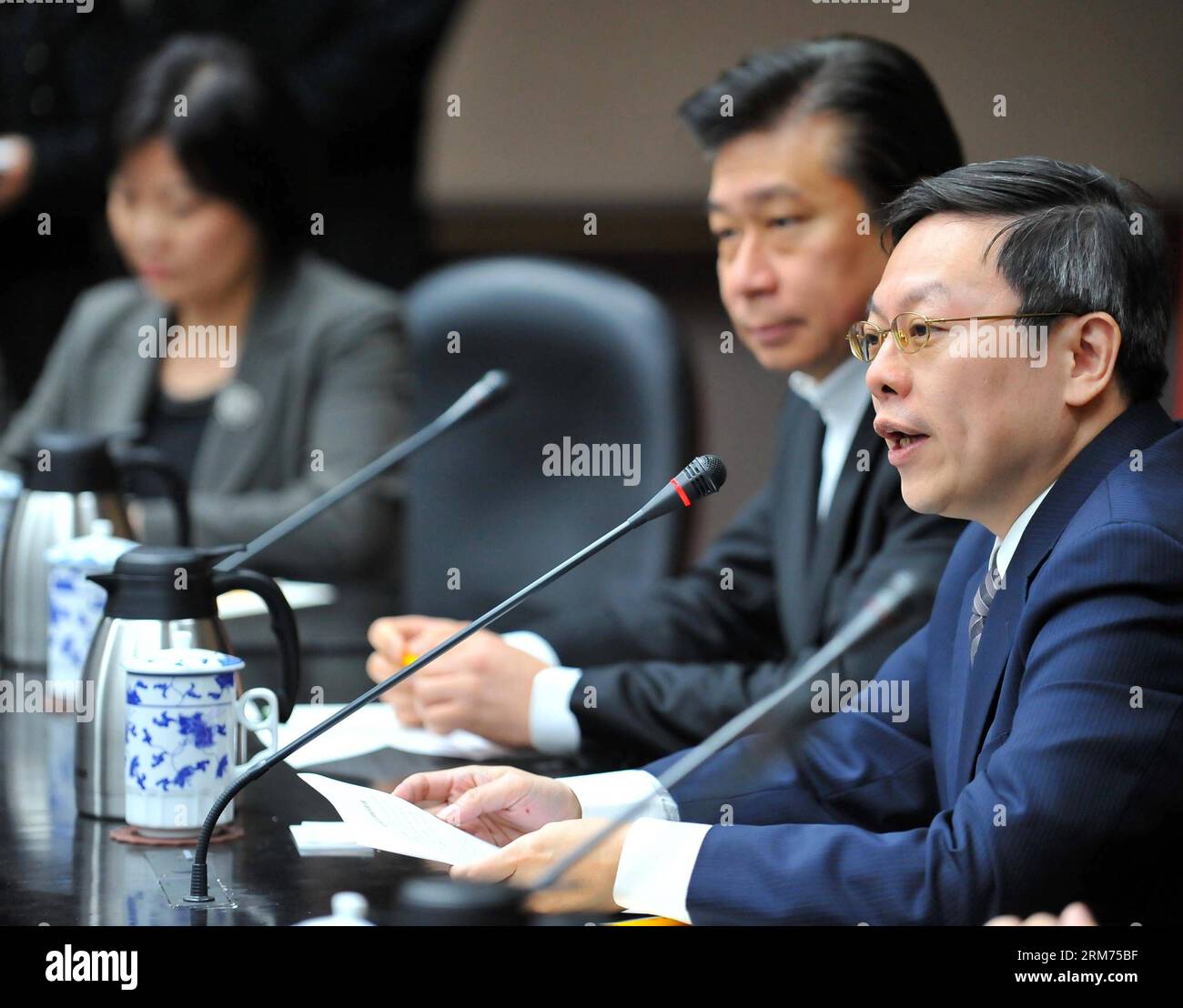 (140214) -- TAIPEI, 14. Februar 2014 (Xinhua) -- Wang Yu-Chi (R), taiwanesischer Chef für Festlandangelegenheiten, beantwortet Fragen auf einer Pressekonferenz in Taipei, Taiwan im Südosten Chinas, 14. Februar 2014. Wang Yu-chi schloss seinen viertägigen Besuch auf dem chinesischen Festland am Freitag ab. (Xinhua/Chen Yehua) (yxb) CHINA-TAIPEI-WANG YU-CHI-FESTLANDBESUCH (CN) PUBLICATIONxNOTxINxCHN Taipei 14. Februar 2014 XINHUA Wang Yu Chi r TAIWAN S Festlandangelegenheiten Hauptantworten Fragen AUF einer Pressekonferenz in TAIPEI Südostchina S TAIWAN 14. Februar 2014 Wang Yu Chi schloss seinen viertägigen Besuch AUF dem chinesischen Festland AM Freitag ab XINHU Stockfoto