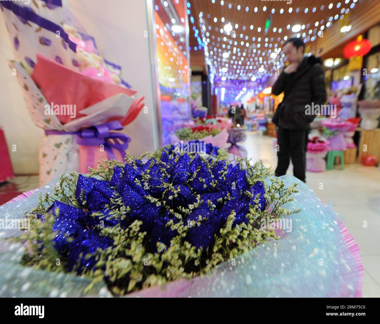 (140214) -- GUIYANG, 14. Februar 2014 (Xinhua) -- Anwohner wählen Blumen auf einem Blumenmarkt in Guiyang, Hauptstadt der südwestchinesischen Provinz Guizhou, 14. Februar 2014. Viele Menschen kaufen in diesem Jahr Blumen am Valentinstag, da es mit dem Laternenfest zusammenfällt, dem 15. Tag des ersten Monats des chinesischen Mondkalenders. (Xinhua/Tao Liang)(wjq) CHINA-GUIZHOU-VALENTINE S TAGESBLUMEN (CN) PUBLICATIONxNOTxINxCHN Guiyang 14. Februar 2014 XINHUA Anwohner wählen Blumen AUF einem Blumenmarkt in Guiyang Hauptstadt des Südwestens Chinas S Guizhou Provinz 14. Februar 2014 VIELE Prominente kaufen Blumen Stockfoto