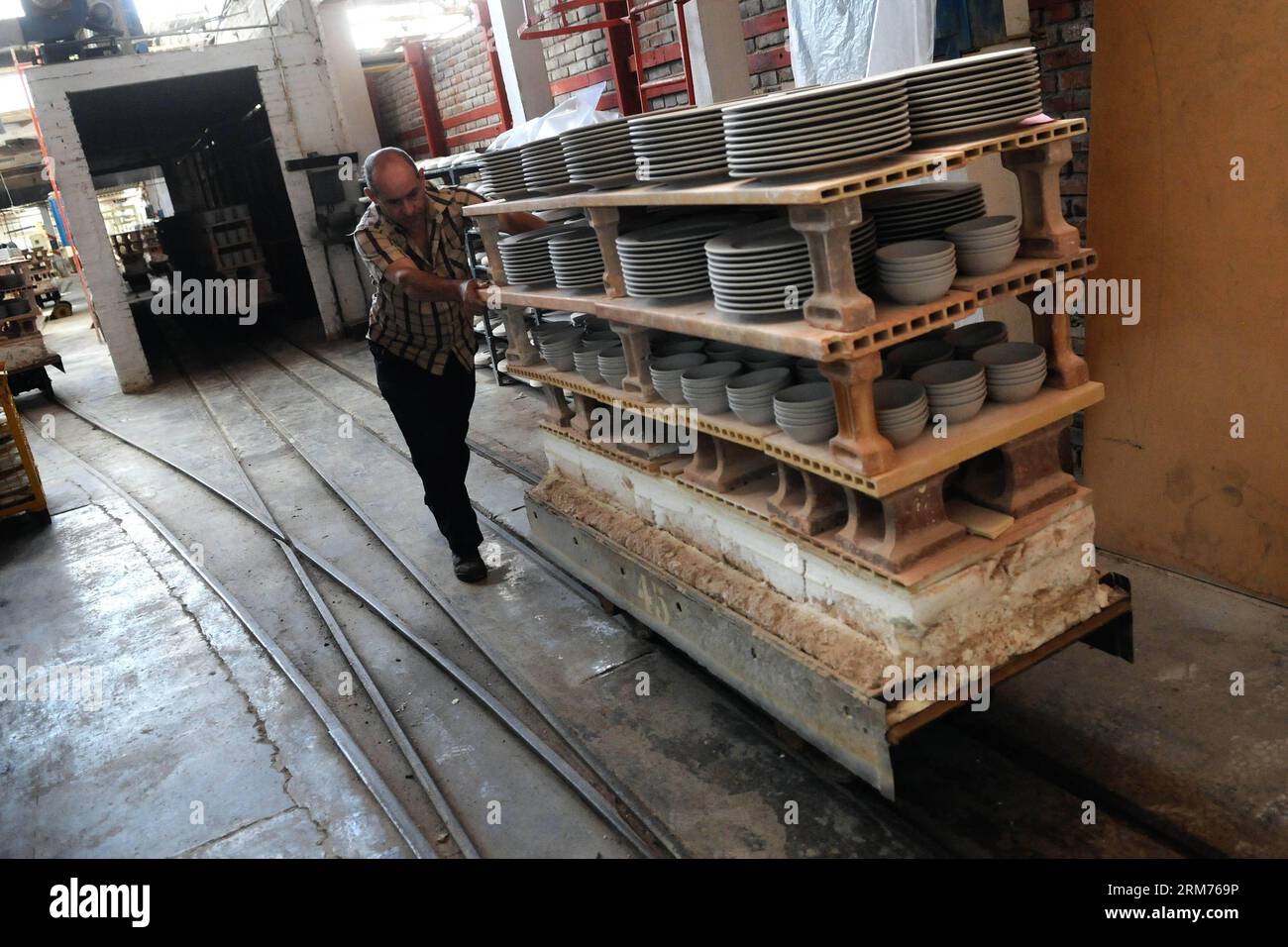 CANELONES, 14. Februar 2014 -- ein Mitarbeiter arbeitet am 14. Februar 2014 in der Ceramic Workers Cooperative (CTC, für sein spanisches Akronym) in der Ortschaft Empalme Olmo in Canelones, 50 Kilometer von Montevideo, der Hauptstadt Uruguays. Das CTC von Empalme Olmos, das von Arbeitnehmern gewonnen und verwaltet wird, ist seit dem 10. Juli 2013 tätig und verkauft seine Produkte in Uruguay, Argentinien, Paraguay, Bolivien, Chile, Mexiko und die Vereinigten Staaten. Der uruguayische Präsident Jose Mujica nahm an der Einweihung des CTC im Juli 2013 Teil und bekräftigte den politischen Willen der Regierung, den Wiederaufbau der Fabriken u zu unterstützen Stockfoto