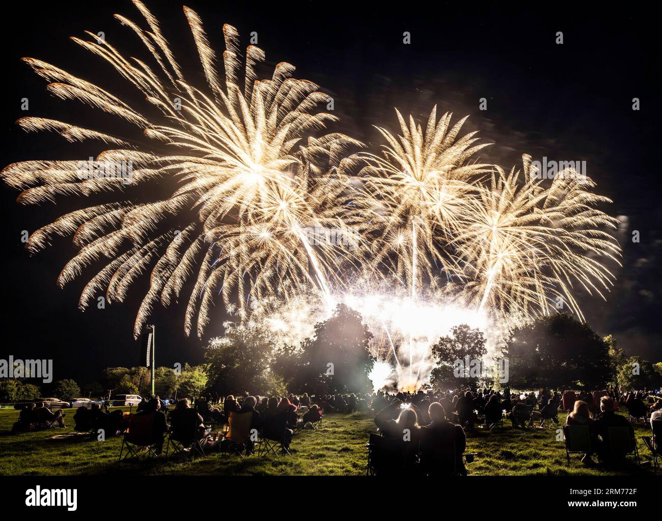 Während der Feuerwerksmeisterschaften 2023 in der Newby Hall bei Ripon können die Besucher eine Show genießen. Bilddatum: Samstag, 26. August 2023. Stockfoto