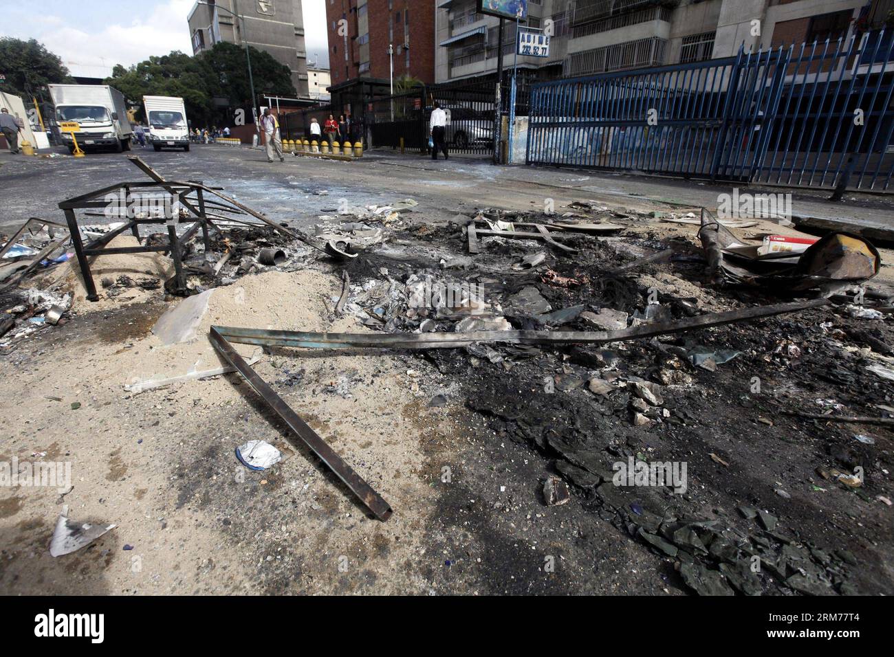 (140217) -- MIRANDA, 17. Februar 2014 (Xinhua) -- ein Mitarbeiter durchstreift am 17. Februar 2014 die Straße vor dem Hauptquartier des öffentlichen Fernsehsenders Venezuelan in Caracas, Venezuela. In den letzten Abenden versammelten sich gewalttätige Demonstranten um das Hauptquartier des venezolanischen Fernsehens (VTV), zündeten Feuer in den Straßen an und schleuderten Steine und Molotow-Cocktails. (Xinhua/AVN) VENEZUELA-MIRANDA-SOCIETY-PROTEST PUBLICATIONxNOTxINxCHN Miranda 17. Februar 2014 XINHUA to Employee fegt die Straße vor dem Hauptquartier des öffentlichen Netzwerks Venezuelan Television in Caracas Venezuela an Stockfoto