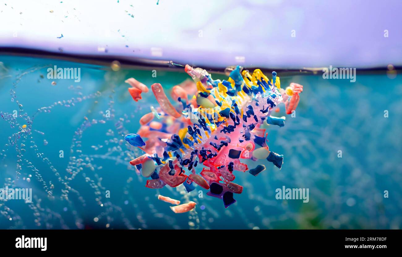Mikroplastikpartikel schwimmen im Ozean, Wasserverschmutzung. Stockfoto