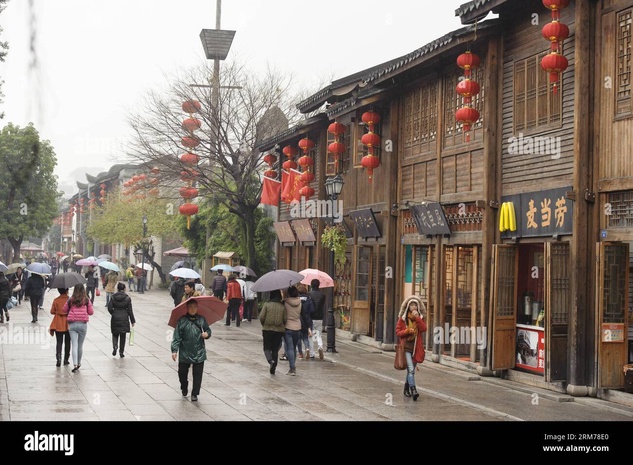 Die Menschen genießen die Aussicht in den alten Gassen drei Wege und sieben Gassen in Fuzhou, der Hauptstadt der südöstlichen chinesischen Provinz Fujian, am 18. Februar 2014. Viele Leute kamen hierher, um die Aussicht auf drei Lanes und sieben Gassen bei nebelndem Regen zu genießen. (Xinhua/Jiang Kehong) (af) CHINA-FUZHOU-TRAVEL(CN) PUBLICATIONxNOTxINxCHN Prominente genießen die Aussicht in der Antike genannt drei Bahnen und Sieben in Fuzhou Hauptstadt von Südostchina S Fujian Provinz 18. Februar 2014 VIELE Prominente kamen hierher, um die Aussicht auf drei Bahnen und Sieben in Nebelrinen XINHUA Jiang Kehong AF China Fuzhou zu genießen Reise CN PUBLICA Stockfoto