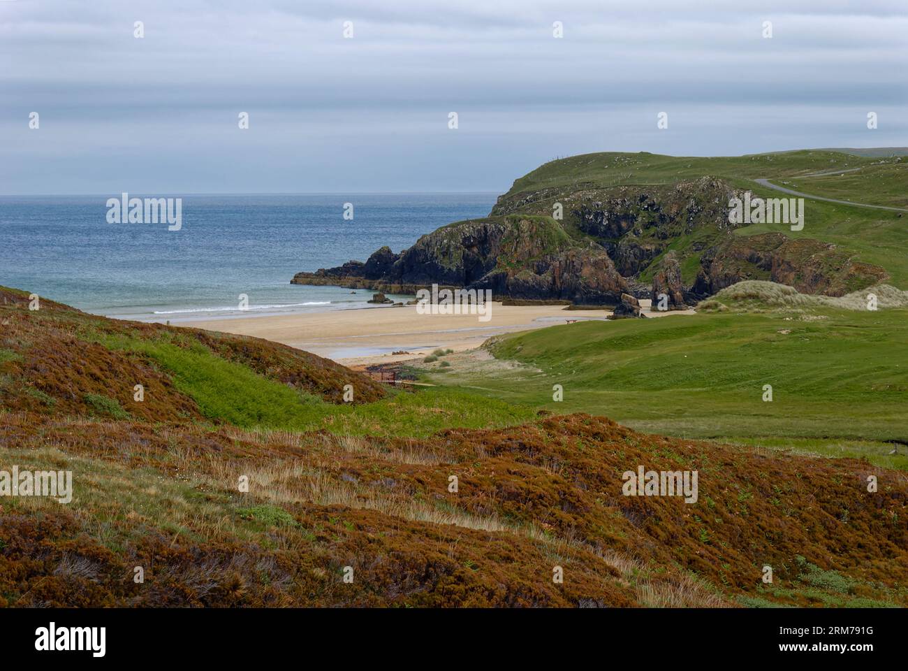Garry Beach auf der Isle of Lewis an einem bewölkten Morgen im Juni, wo die Flut ausgeht und der goldene Sand völlig leer ist. Stockfoto
