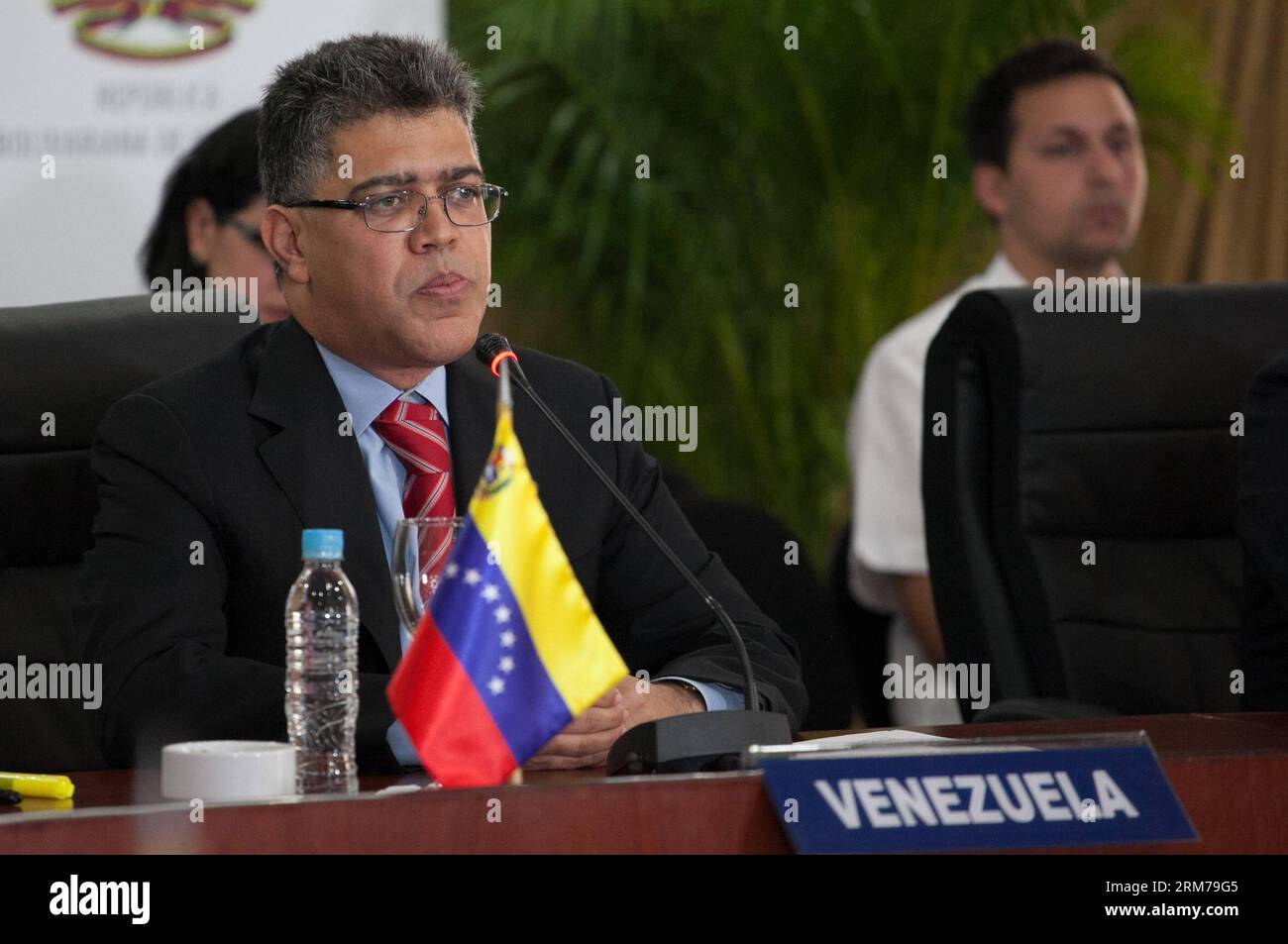 (140219) -- CARACAS, 19. Februar 2014 (Xinhua) -- der venezolanische Außenminister Elias Jaua nimmt am 19. Februar 2014 an einem Treffen mit Botschaftern der Gemeinschaft der lateinamerikanischen und karibischen Staaten (CELAC) in Caracas, der Hauptstadt Venezuelas, Teil. (Xinhua/Boris Vergara) VENEZUELA-CARACAS-POLITICS-ELIAS JAUA PUBLICATIONxNOTxINxCHN Caracas 19. Februar 2014 XINHUA venezolanische Außenminister Elias nimmt AM 19. Februar 2014 an einem Treffen mit Botschaftern der Gemeinschaft lateinamerikanischer und karibischer Staaten in der Hauptstadt Caracas Teil XINHUA Boris VERGARA Venezuela CARGARA Stockfoto