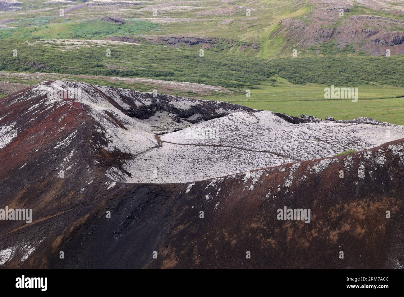 Litla Grabrok-Blick auf einen Seitenkrater des erloschenen Vulkankraters Grabrok-Island Stockfoto