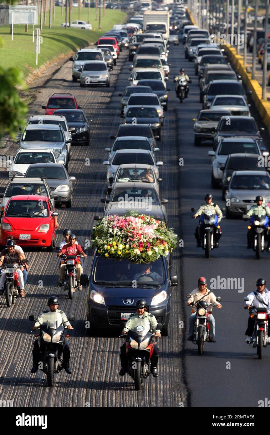 (140221) -- VALENCIA, 21. Februar 2014 (Xinhua) -- Motorradfahrer eskortieren einen Leichenwagen, in dem sich die venezolanische Schönheitskönigin Genesis Carmona befindet, die am Mittwoch während eines Protestes erschossen wurde, als sie am 21. Februar 2014 in Valencia, im Bundesstaat Carabobo, Venezuela, nach ihrem Freund suchte. (Xinhua/Str) (jp) (sp) VENEZUELA-VALENCIA-SOCIETY-BEAUTY QUEEN-FUNERAL PUBLICATIONxNOTxINxCHN Valencia Feb 21 2014 XINHUA Motorradfahrer Escort ein Leichenwagen Thatcher trägt die Leiche der venezolanischen Schönheitskönigin Genesis Carmona, die AM Mittwoch während eines Protestes erschossen hat, wenn sie was aussieht Stockfoto