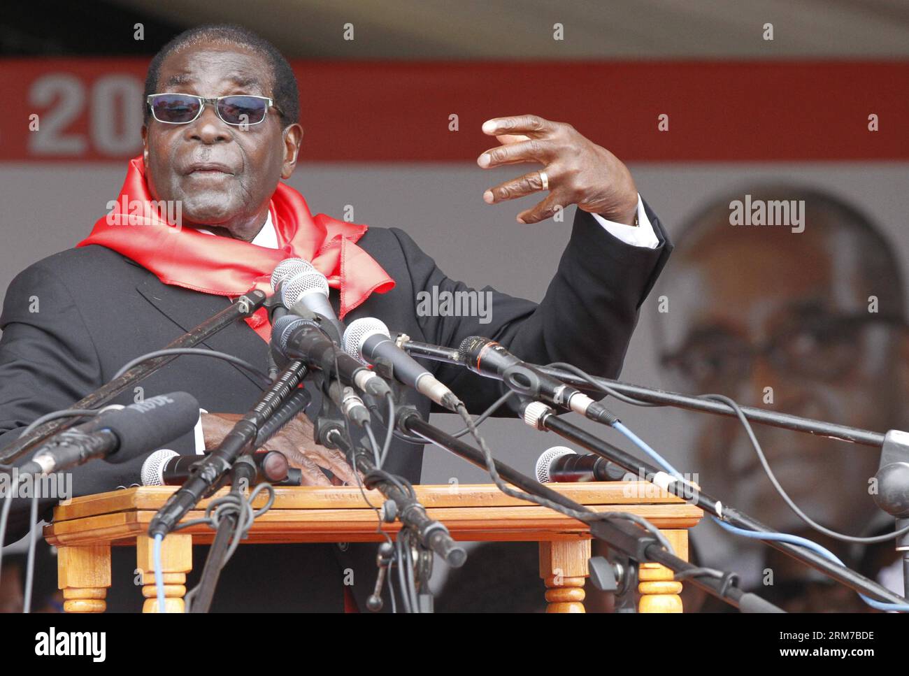 (140224) -- MARONDERA, Feb. 23 (Xinhua) -- Zimbabwe s President Robert Mugabe addresses the crowd during celebrations to mark his 90th birthday at Marondera, 75 km from Harare, Zimbabwe, February 23, 2014. Mugabe, who turned 90 on Friday, is the oldest leader in Africa. (Xinhua/Stringer) ZIMBABWE-MARONDERA-ROBERT MUGABE-90TH BIRTHDAY PUBLICATIONxNOTxINxCHN   Marondera Feb 23 XINHUA Zimbabwe S President Robert Mugabe addresses The Crowd during celebrations to Mark His 90th Birthday AT Marondera 75 km from Harare Zimbabwe February 23 2014 Mugabe Who turned 90 ON Friday IS The Oldest Leader in Af Stockfoto