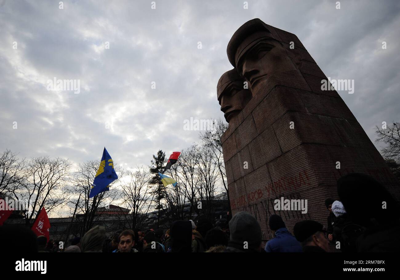 (140223) -- PEKING , 23. Februar 2014 (Xinhua) -- Menschen zerstören die Briefe auf dem Cheka (Allrussische außerordentliche kommission zur Bekämpfung von Revolution und Sabotage) Offiziersmuseum in Kiew, Ukraine, 23. Februar 2014. (Xinhua/Dai Tianfang) UKRAINE-KIEW-MONUMENT-CHEKA PUBLICATIONxNOTxINxCHN Peking 23. Februar 2014 XINHUA Prominente zerstören die Briefe AUF der Tscheka All Russian Extraordinary Commission for Anti Revolution and Sabotage Officers Monument in Kiew Ukraine 23. Februar 2014 XINHUA Dai Tian Fang Ukraine Kiev Monument ChekATICxBLINN Stockfoto