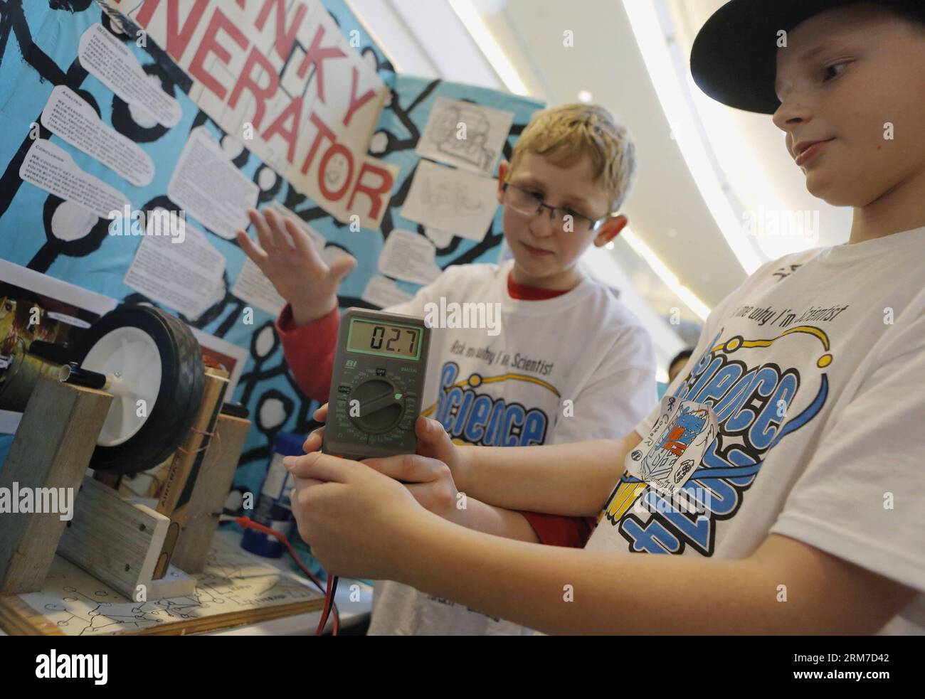VANCOUVER, 25. Februar 2014 (Xinhua) -- zwei Studenten demonstrieren, wie man Elektrizität aus Bewegung während des 11. Science Jam in Richmond, Kanada, 25. Februar 2014 erzeugt. Etwa 1.100 Schüler aus 14 Grundschulen nahmen am 11. Jährlichen Science Jam Teil. Diese größte nicht wettbewerbsfähige Messe in British Columbia bot den jungen Wissenschaftlern Gelegenheit, ihre wissenschaftlichen Erkenntnisse und Experimente zu präsentieren und zu teilen. (Xinhua/Liang Sen) (zhf) CANADA-VANCOUVER-SCIENCE JAM-STUDENTS PUBLICATIONxNOTxINxCHN Vancouver Feb 25 2014 XINHUA zwei Studenten demonstrieren, wie man aus Motion duri Strom erzeugt Stockfoto