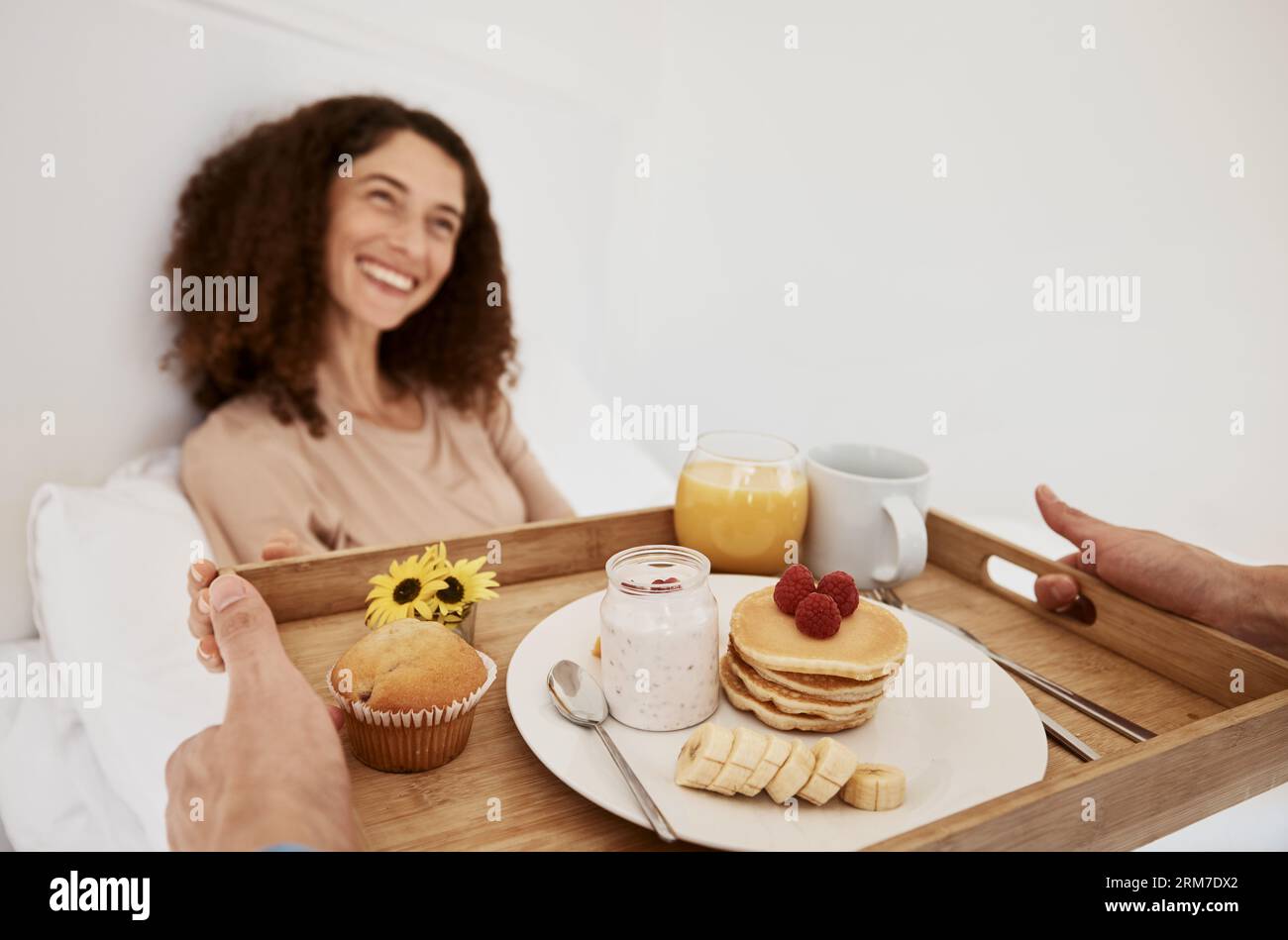 Frühstück, Romantik und Frau im Bett für Überraschung, Jubiläumsfeier und besonderen Geburtstag. Morgens, liebe und glückliches Paar mit Essen, Pfannkuchen und Stockfoto