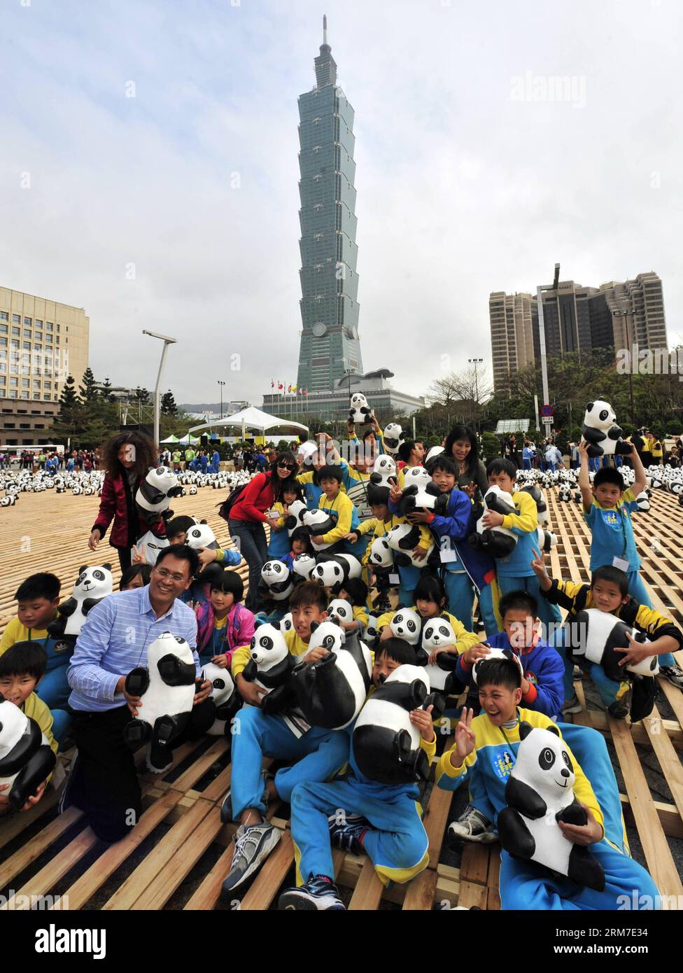 (140227) -- TAIPEI, 27. Februar 2014 (Xinhua) -- Kinder nehmen an der Eröffnungszeremonie einer Open-Air-Ausstellung mit dem Titel Pandas World Tour - Taipei auf dem Bürgerplatz in Taipei, Südostchinas Taiwan, 27. Februar 2014, Teil. Am Donnerstag wurden hier insgesamt 1.600 Pandas und Formosan-Schwarzbären aus umweltfreundlichem Papiermaterial gezeigt. Ziel der Veranstaltung ist die Förderung des Umweltschutzes und die Sensibilisierung der Öffentlichkeit für den Tierschutz. Alle ausgestellten Papierpandas und Schwarzbären können nach Abschluss der Veranstaltung am 30. März für wohltätige Zwecke verkauft werden. (Xinhua/Wu Ching-10 Stockfoto