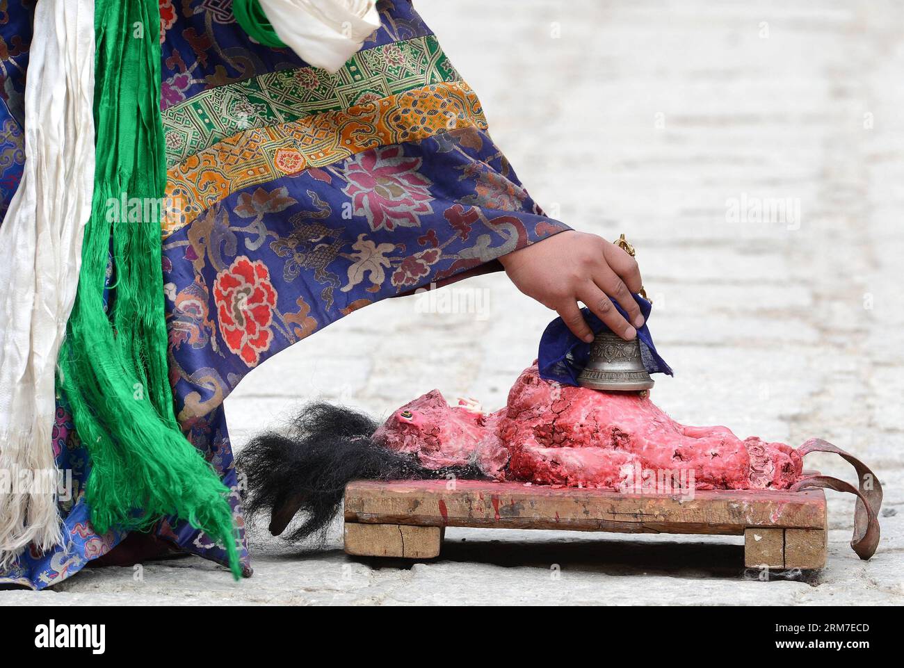 (140228) -- LHASA, 28. Februar 2014 (Xinhua) -- ein tibetischer buddhistischer Mönch zähmt einen mimischen bösen Geist, der aus Tsampa, einem Gerstenmehlfutter, hergestellt wird, während eines Cham-Tanzrituals, das anlässlich des bevorstehenden Losars im Kloster Tsurphu im Doilungdeqen County von Lhasa, der Hauptstadt der autonomen Region Tibet im Südwesten Chinas, am 28. Februar 2014 abgehalten wird. Der Cham-Tanz ist ein Ritual, das von tibetischen buddhistischen Mönchen durchgeführt wird, um böse Geister zu exorzieren. Die Tänzerinnen tragen Masken verschiedener Tiere und mythische Figuren, während sie zur Begleitung religiöser Musik auftreten. Im Tsurphu-Kloster, einem Hauptsitz der Kagyu-Schule in Stockfoto