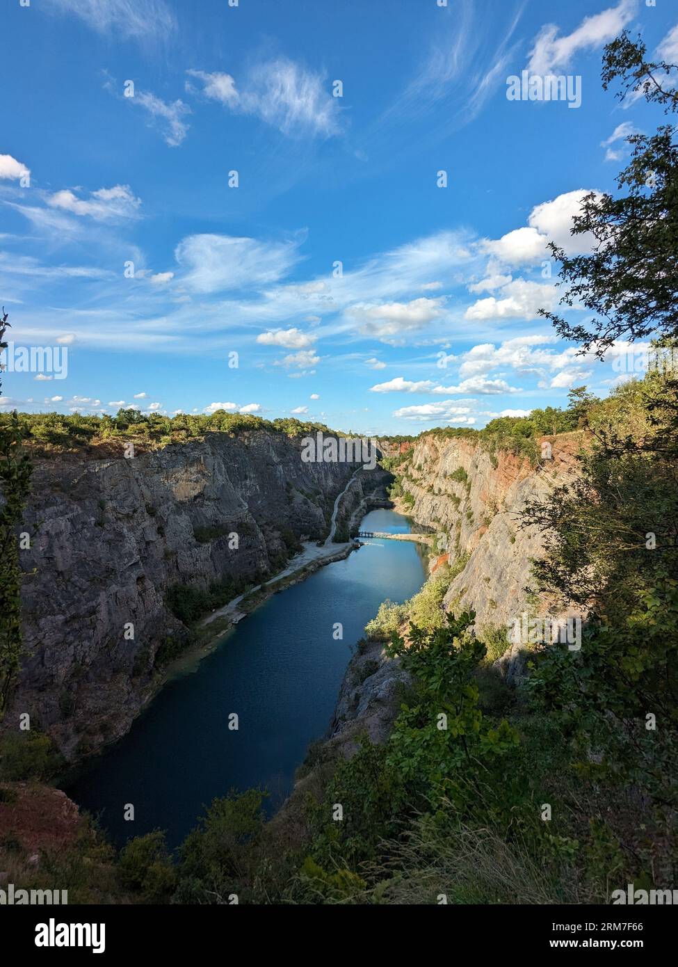 Der alte Kalksteinbruch, Big America (Velka Amerika) in der Nähe von Prag, Tschechien. Velka Amerika (Big America, Czech Grand Canyon) ist ein verlassener Kalksteinbruch Stockfoto