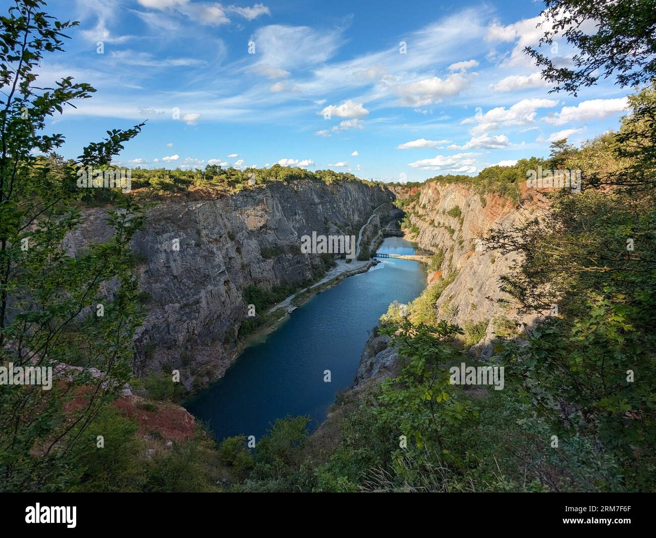 Der alte Kalksteinbruch, Big America (Velka Amerika) in der Nähe von Prag, Tschechien. Velka Amerika (Big America, Czech Grand Canyon) ist ein verlassener Kalksteinbruch Stockfoto
