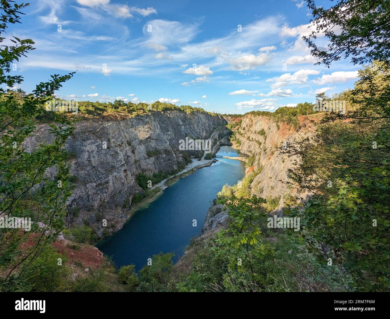 Der alte Kalksteinbruch, Big America (Velka Amerika) in der Nähe von Prag, Tschechien. Velka Amerika (Big America, Czech Grand Canyon) ist ein verlassener Kalksteinbruch Stockfoto