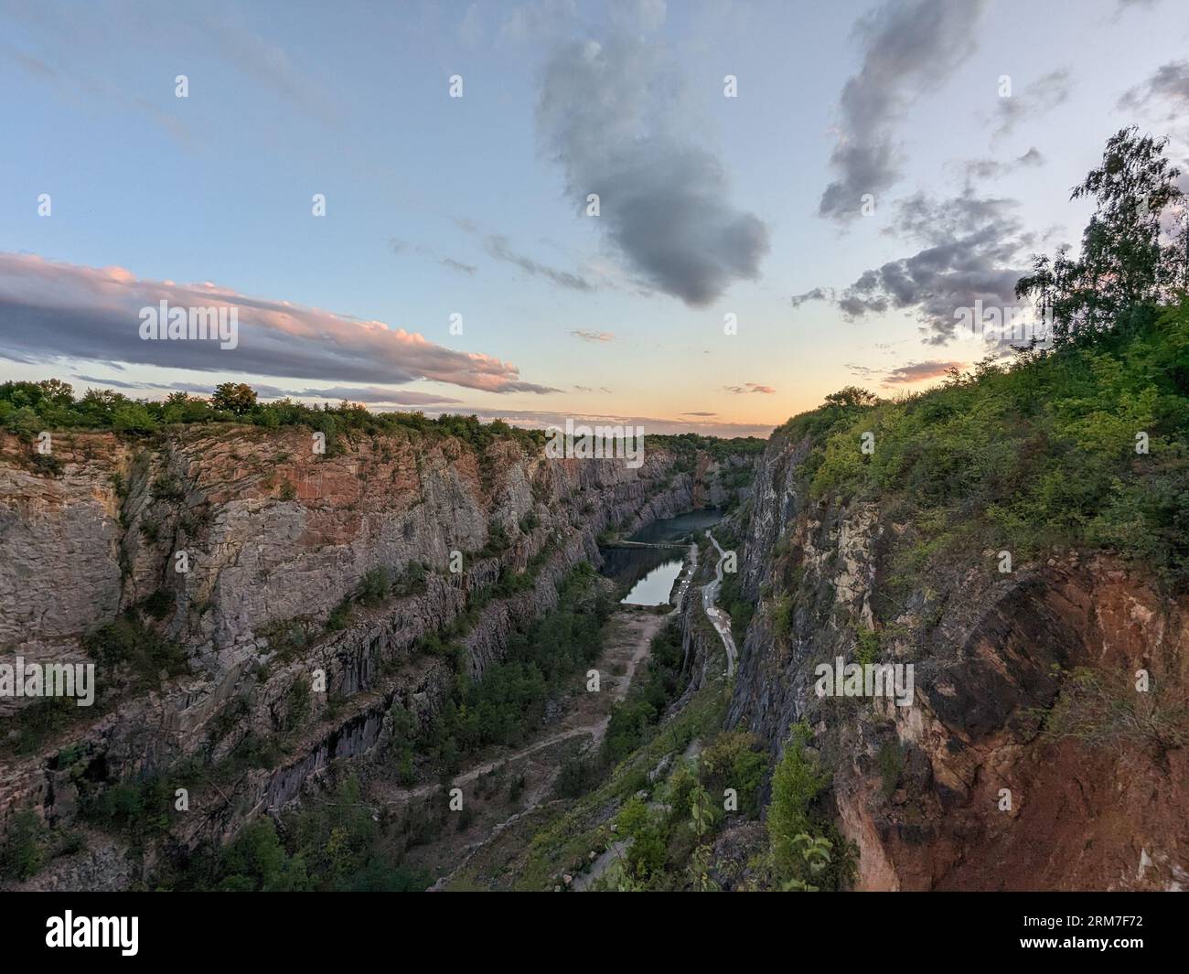 Der alte Kalksteinbruch, Big America (Velka Amerika) in der Nähe von Prag, Tschechien. Velka Amerika (Big America, Czech Grand Canyon) ist ein verlassener Kalksteinbruch Stockfoto
