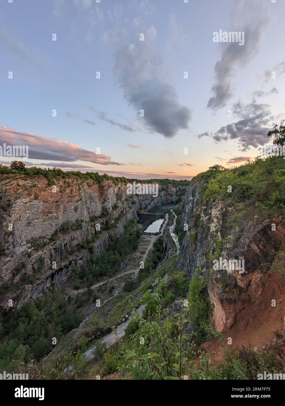 Der alte Kalksteinbruch, Big America (Velka Amerika) in der Nähe von Prag, Tschechien. Velka Amerika (Big America, Czech Grand Canyon) ist ein verlassener Kalksteinbruch Stockfoto