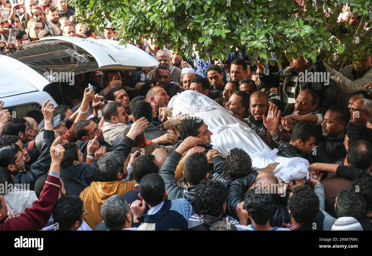 (140301) -- ALEXANDRIA, 1. März 2014 (Xinhua) -- Menschen nehmen an der Beerdigung von Abdel Rahman Mosadaa Teil, dem Demonstranten und Unterstützer des vertriebenen islamistischen Präsidenten Mohamed Mursi in Ägypten, der am 1. März 2014 bei dem Freitagskampf zwischen pro-Mursi-Demonstranten und der Aufständischen Polizei in Alexandria, Ägypten, getötet wurde. (Xinhua/Asmaa Abdelatif) ÄGYPTEN-ALEXANDRIA-UNREST-CLASH-FUNERAL PUBLICATIONxNOTxINxCHN Alexandria 1. März 2014 XINHUA-Prominente nehmen an der Beerdigung von Abdel Rahman Teil und unterstützen Ägypten, der den islamistischen Präsidenten Mohamed Mursi, der beim Freitagskampf zwischen Pro-Mursi-DEMONSTRANTEN GETÖTET hat, verdrängt hat Stockfoto
