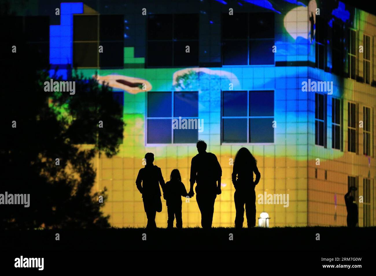 Das National Science and Technology Center Australiens wird am 2. März 2014 von einer großformatigen Projektion in Canberra, Australien, beleuchtet. Enlighten Canberra ist eine jährlich stattfindende Kunst- und Kreativitätsaktivität, die Ende Februar bis Anfang März stattfindet und bei der wichtige Gebäude wie das Parlamentsgebäude, das Alte Parlament, das National Science and Technology Centre, die Nationalbibliothek usw. mit bunten Lichtern beleuchtet werden. (Xinhua/Justin Qian) AUSTRALIEN-CANBERRA-LICHTSHOW PUBLICATIONxNOTxINxCHN Prominente Schauen Sie sich das Australia S National Science and Technology Center an Stockfoto