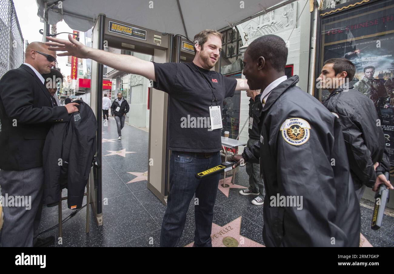 (140303) -- Los Angeles, 3. März 2014 (xinhua) -- Ein Sicherheitsbeamter zeigt ein Medienmitglied an einem Sicherheitsposten auf dem Hollywood Walk of Fame vor den 86th Academy Awards in Los Angeles, USA, 2. März 2014. (Xinhua/Zhao Hanrong) (hcs) US-LOS ANGELES-OSCARS-MEDIA PUBLICATIONxNOTxINxCHN Los Angeles 3. März 2014 XINHUA ein Sicherheitsbeauftragter zeigt ein Medienmitglied BEI einem Security Post AUF dem Hollywood Walk of Fame vor den 86th Academy Awards in Los Angeles die Vereinigten Staaten 2. März 2014 XINHUA Zhao HCS U.S. Los Angeles Oscars Media PUBLICATIONxNOTxINxCHN Stockfoto