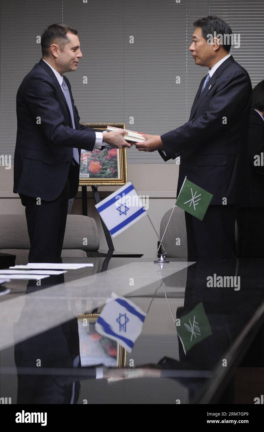 (140227) -- TOKIO, 27. Februar 2014 (Xinhua) -- Peleg Lewi (L), stellvertretender Missionschef der israelischen Botschaft in Japan, präsentiert Kopien von Büchern über Anne Frank an Ryo Tanaka, Bürgermeister von Suginami Ward, im Suginami Ward Office in Tokio, Japan, 27. Februar 2014. Die israelische Botschaft in Japan beschloss, 300 Bücher über Anne Frank auf Suginami Ward zu präsentieren. Es hat sich gerade herausgestellt, dass mindestens 265 Kopien des Tagebuchs eines jungen Mädchens, das von Anne Frank, einem Holocaust-Opfer, in mehr als 30 öffentlichen Bibliotheken in Tokio geschrieben wurde, kürzlich vandalisiert wurden. (Xinhua/Stringer)(zjl) JAPAN-TOKIO-ANNE FRANK-BUCH PRÄSENT Stockfoto