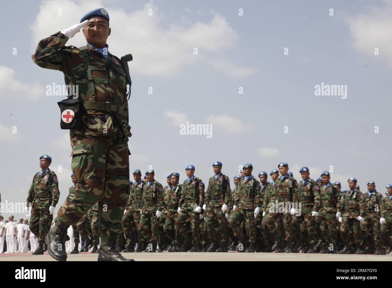 (140227) --PHNOM PENH, 27. Februar 2014 (Xinhua) -- kambodschanische Friedenstruppen treffen sich auf dem Militärflugplatz in Phnom Penh, Kambodscha, 27. Februar 2014. Kambodscha hat am Donnerstag begonnen, seine erste Truppe von 309 Soldaten zu entsenden, um sich einer Friedensmission der Vereinten Nationen in der vom Konflikt zerrütteten westafrikanischen Nation Mali anzuschließen. (Xinhua/Phearum)(zjl) KAMBODSCHA-PHNOM PENH-TRUPPEN-FRIEDENSMISSION PUBLICATIONxNOTxINxCHN Phnom PENH Feb 27 2014 XINHUA kambodschanische Friedenstruppen versammeln sich AUF dem Militärflugplatz in Phnom PENH KAMBODSCHA Feb 27 2014 KAMBODSCHA hat AM Donnerstag begonnen, seine erste Charge von 309 Soldaten zu senden, um sich einer Einheit anzuschließen Stockfoto