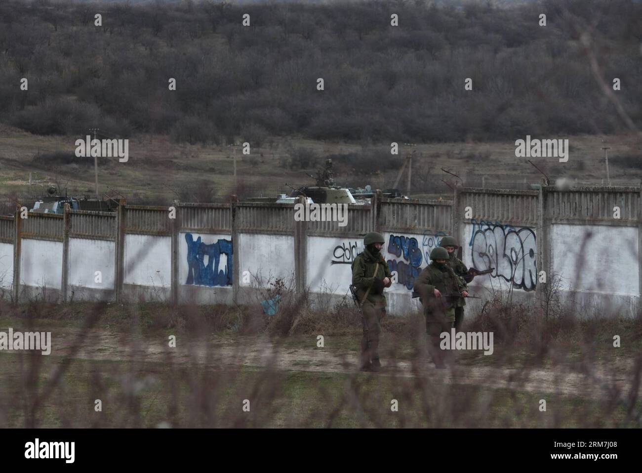 (140305) -- SIMFEROPOL, 5. März 2014 (Xinhua) -- bewaffnete Männer patrouillieren vor einer ukrainischen Militäreinheit im Vorort Simferopol, Hauptstadt der autonomen republik Krim der Ukraine, 4. März 2014. (Xinhua/Wei Dafang) (lyx) UKRAINE-SIMFEROPOL-MILITÄREINHEIT BEWAFFNETE MÄNNER PUBLICATIONxNOTxINxCHN Simferopol 5. März 2014 XINHUA BEWAFFNETE Männer Patrouille außerhalb einer ukrainischen Militäreinheit in der Vorstadt Simferopol Hauptstadt der Ukraine S Autonome Republik Krim 4. März 2014 XINNOHUA Wei DeixBLINxMUNIxMUNIxMUNIxMUNIxMUNIxMUNKUNKUNKUNKUNKUNKUNKUNS Stockfoto
