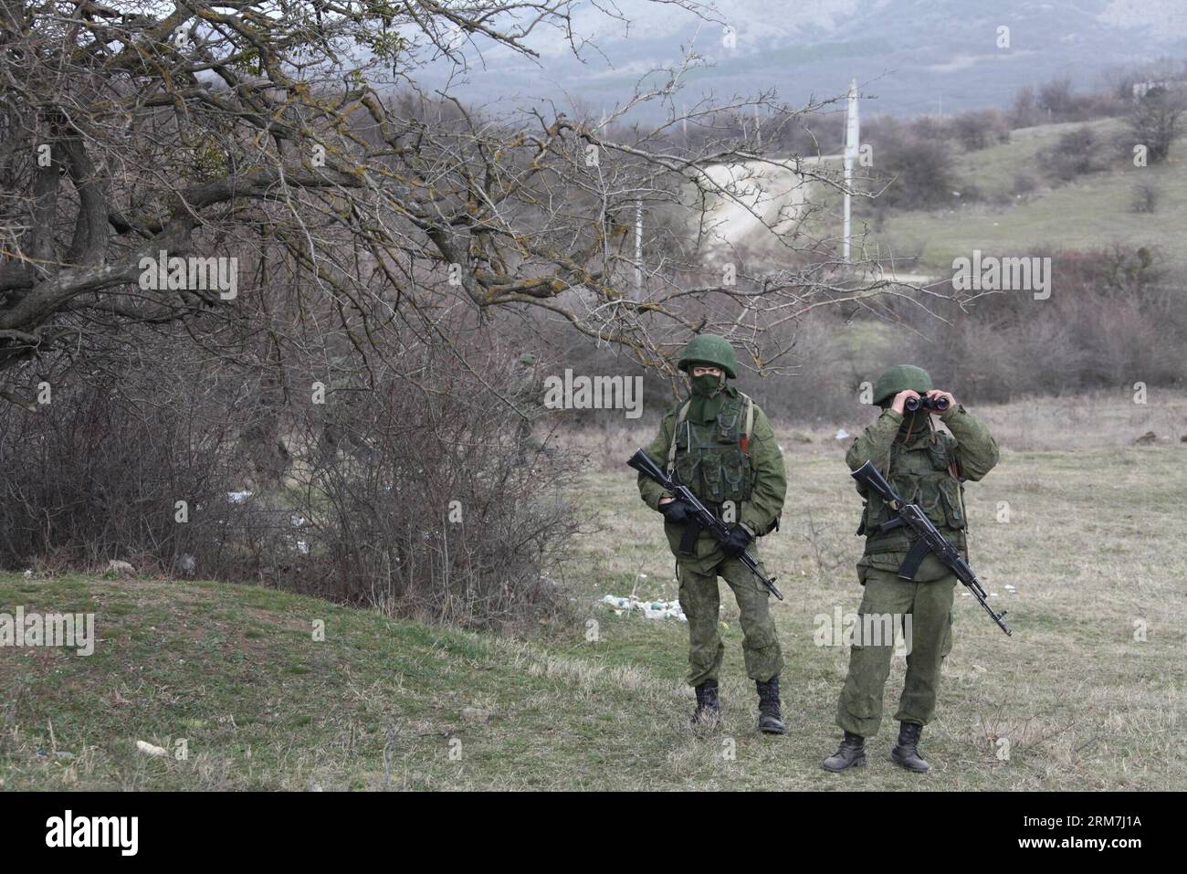 (140305) -- SIMFEROPOL, 5. März 2014 (Xinhua) -- bewaffnete Männer patrouillieren vor einer ukrainischen Militäreinheit im Vorort Simferopol, Hauptstadt der autonomen republik Krim der Ukraine, 4. März 2014. (Xinhua/Wei Dafang) (lyx) UKRAINE-SIMFEROPOL-MILITÄREINHEIT BEWAFFNETE MÄNNER PUBLICATIONxNOTxINxCHN Simferopol 5. März 2014 XINHUA BEWAFFNETE Männer Patrouille außerhalb einer ukrainischen Militäreinheit in der Vorstadt Simferopol Hauptstadt der Ukraine S Autonome Republik Krim 4. März 2014 XINNOHUA Wei DeixBLINxMUNIxMUNIxMUNIxMUNIxMUNIxMUNKUNKUNKUNKUNKUNKUNKUNS Stockfoto