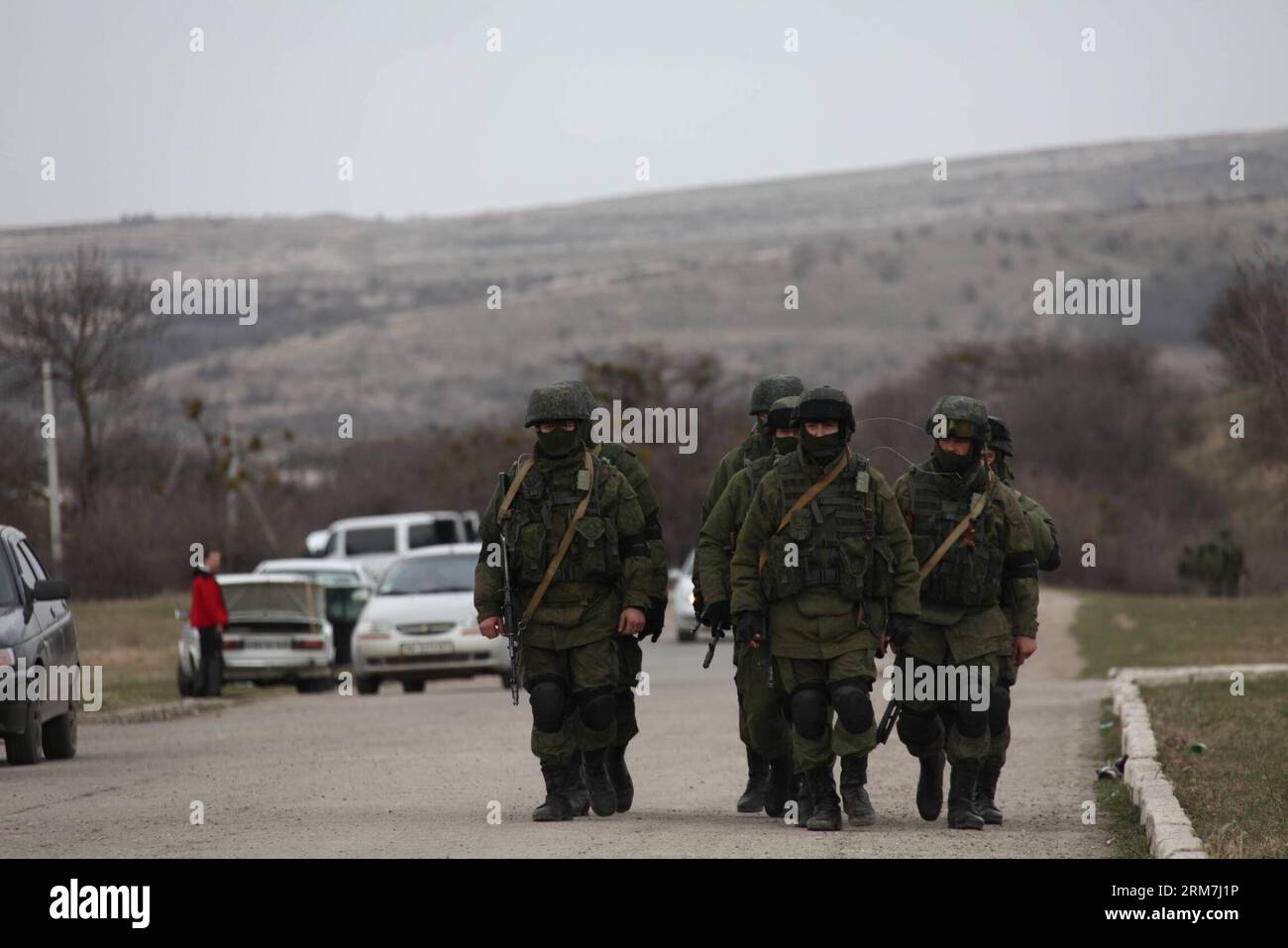 (140305) -- SIMFEROPOL, 5. März 2014 (Xinhua) -- bewaffnete Männer gehen vor einer ukrainischen Militäreinheit in der Vorstadt Simferopol, der Hauptstadt der autonomen republik Krim der Ukraine, am 4. März 2014. (Xinhua/Wei Dafang) (lyx) UKRAINE-SIMFEROPOL-MILITÄREINHEIT BEWAFFNETE MÄNNER PUBLICATIONxNOTxINxCHN Simferopol 5. März 2014 XINHUA BEWAFFNETE Männer gehen vor einer ukrainischen Militäreinheit in der Vorstadt Simferopol Hauptstadt der Ukraine S Autonome Republik Krim 4. März 2014 XINHUNOWEI DAFINXINATIONCHN Armed Men SimxBLIxBLIxNNIxLUS Ukraine Militäreinheit Stockfoto