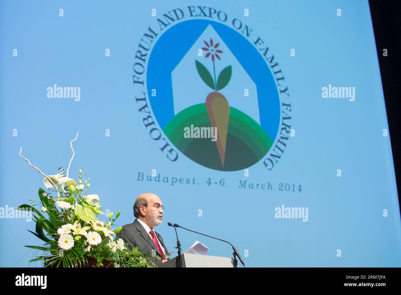 BUDAPEST Jose Graziano da Silva, Generaldirektor der Ernährungs- und Landwirtschaftsorganisation der Vereinten Nationen (FAO), hält eine wichtige Rede während der Eröffnungszeremonie des Global Forum and Expo on Family Farming in Budapest, Ungarn, am 5. März 2014. Die vom ungarischen Ministerium für ländliche Entwicklung veranstaltete Veranstaltung befasst sich mit drei Schlüsselthemen: Der Rolle der landwirtschaftlichen Familienbetriebe als Beitrag zur lokalen und globalen Ernährungssicherheit; der landwirtschaftlichen Familienbetriebe und den drei Dimensionen der Nachhaltigkeit - Harmonisierung der sozialen, ökologischen und wirtschaftlichen Aspekte; zentrale Herausforderungen und Chancen für Agrarinvestitionen in Familienunternehmen f Stockfoto