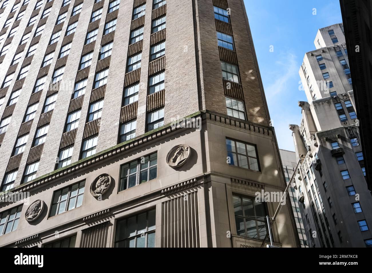 Architektonische Details der Kreuzung von Hanover Street und Wall Street im Finanzviertel von Lower Manhattan in New York City, USA Stockfoto