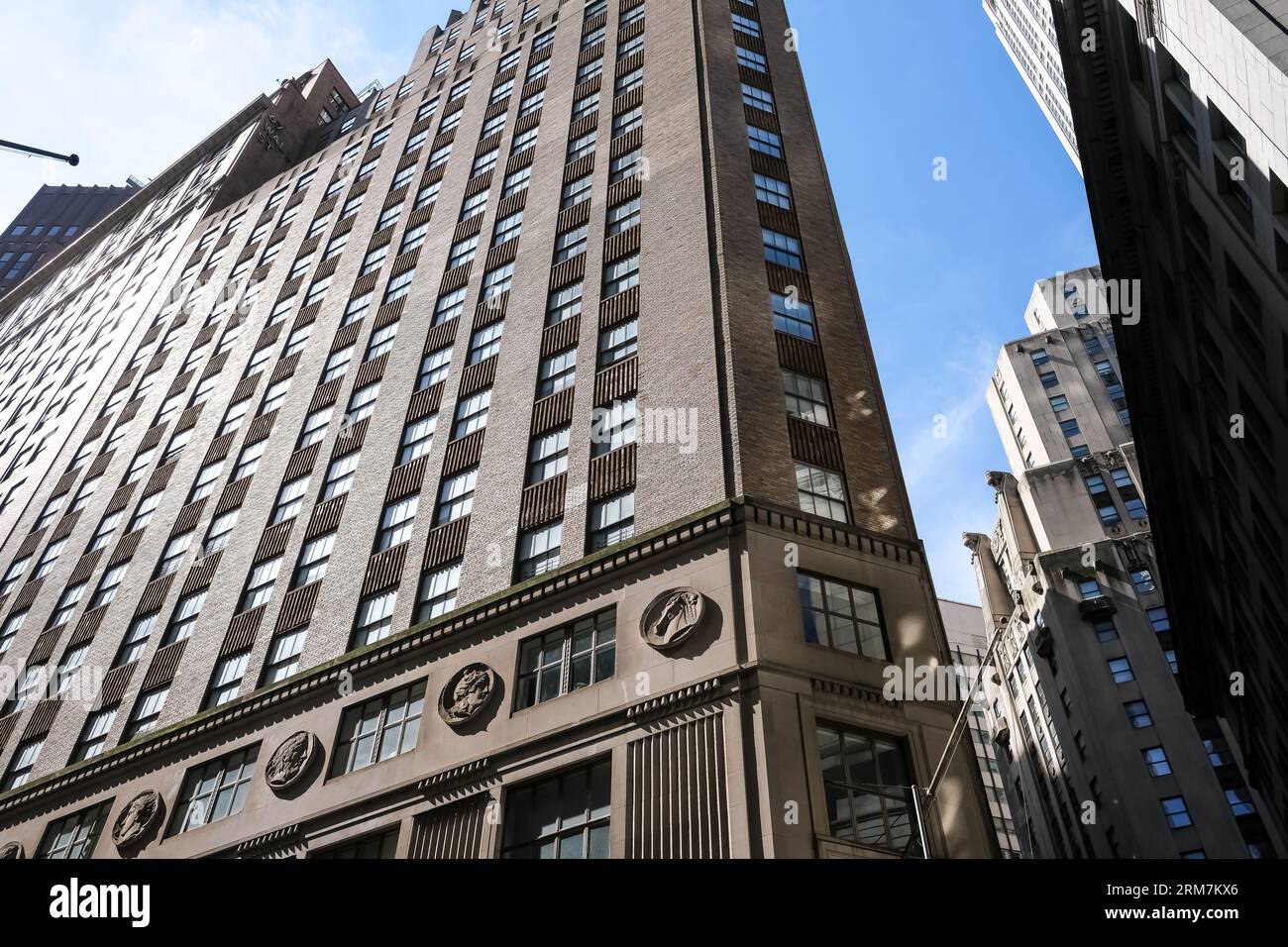 Architektonische Details der Kreuzung von Hanover Street und Wall Street im Finanzviertel von Lower Manhattan in New York City, USA Stockfoto