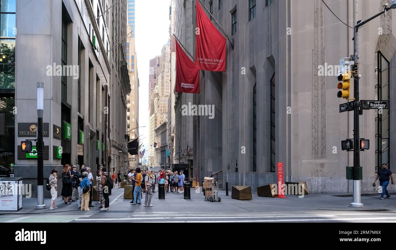 Architektonische Details der Kreuzung von Wall Street und Broadway im Finanzviertel von Lower Manhattan in New York City, USA Stockfoto