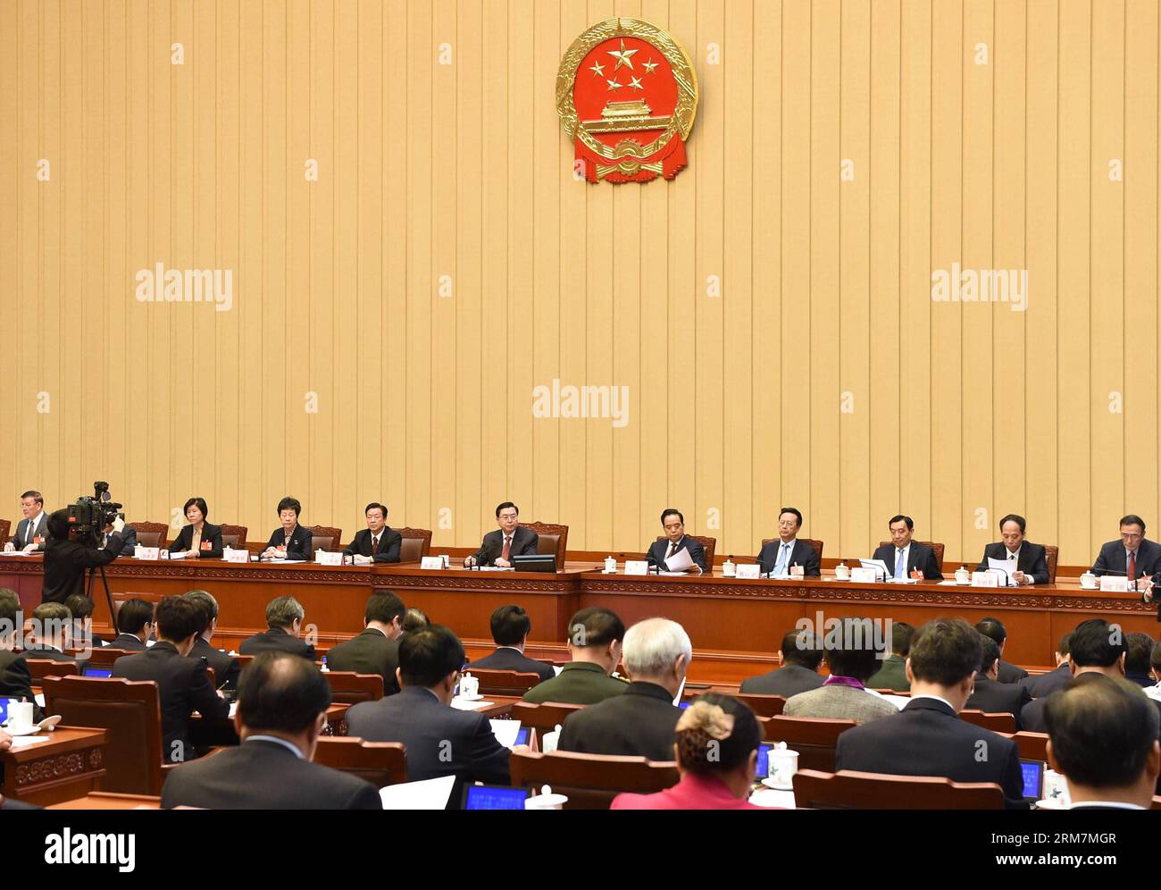 Zhang Dejiang (6. R), Exekutivvorsitzender des Präsidiums der zweiten Sitzung des 12. Nationalen Volkskongresses (NPC), leitet die zweite Sitzung des Präsidiums in der Großen Halle des Volkes in Peking, der Hauptstadt Chinas, am 9. März 2014. (Xinhua/Li Xueren) (zkr) (ZWEI SITZUNGEN) CHINA-BEIJING-NPC-PRESIDIUM-MEETING (CN) PUBLICATIONxNOTxINxCHN Zhang Dejiang 6. R Exekutivvorsitzender Person des Präsidiums der zweiten Sitzung der 12. Nationalen Prominenz S-Kongress NPC-Vorsitzender der zweiten Sitzung des PRÄSIDIUMS in der Großen Halle der Prominenten in Peking Stockfoto