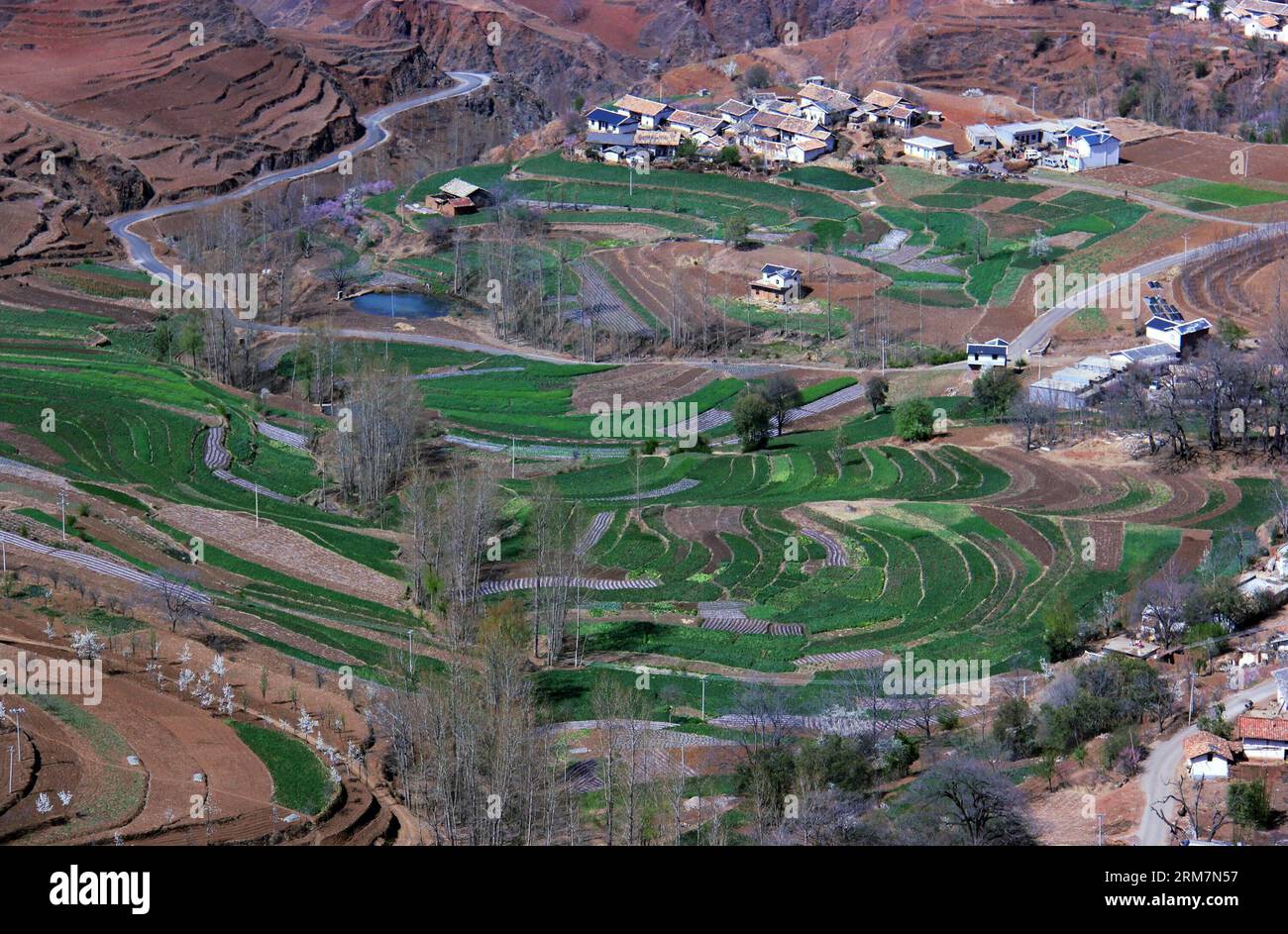 (140310) -- WEINING, 10. März 2014 (Xinhua) -- Foto aufgenommen am 9. März 2014 zeigt die Feldlandschaft in der Gemeinde Haila des autonomen Komitats Weining Yi, Provinz Guizhou im Südwesten Chinas. (Xinhua/He Huan) (lfj) CHINA-GUIZHOU-WEINING-LANDSCHAFT (CN) PUBLICATIONxNOTxINxCHN Weining März 10 2014 XINHUA Foto aufgenommen AM 9. März 2014 zeigt die Feldlandschaft in der Gemeinde Weining Yi Autonomous County Südwest China S Guizhou Provinz XINHUA HE Huan China GuiNOzhou Weining Landschaft PUxBLN Stockfoto