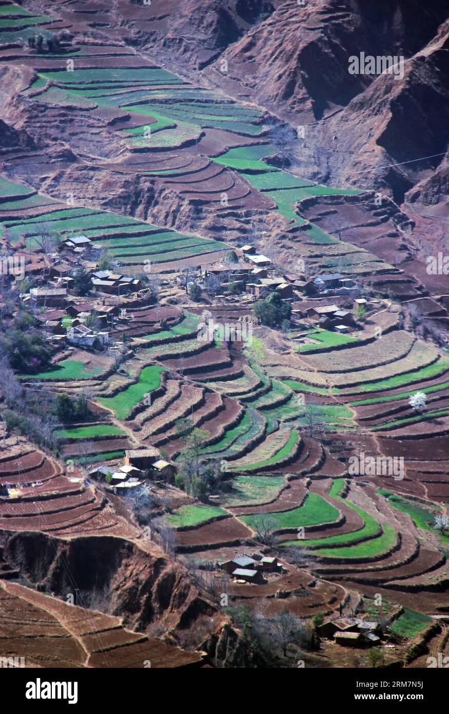 (140310) -- WEINING, 10. März 2014 (Xinhua) -- Foto aufgenommen am 9. März 2014 zeigt die Feldlandschaft in der Gemeinde Haila des autonomen Komitats Weining Yi, Provinz Guizhou im Südwesten Chinas. (Xinhua/He Huan) (lfj) CHINA-GUIZHOU-WEINING-LANDSCHAFT (CN) PUBLICATIONxNOTxINxCHN Weining März 10 2014 XINHUA Foto aufgenommen AM 9. März 2014 zeigt die Feldlandschaft in der Gemeinde Weining Yi Autonomous County Südwest China S Guizhou Provinz XINHUA HE Huan China GuiNOzhou Weining Landschaft PUxBLN Stockfoto