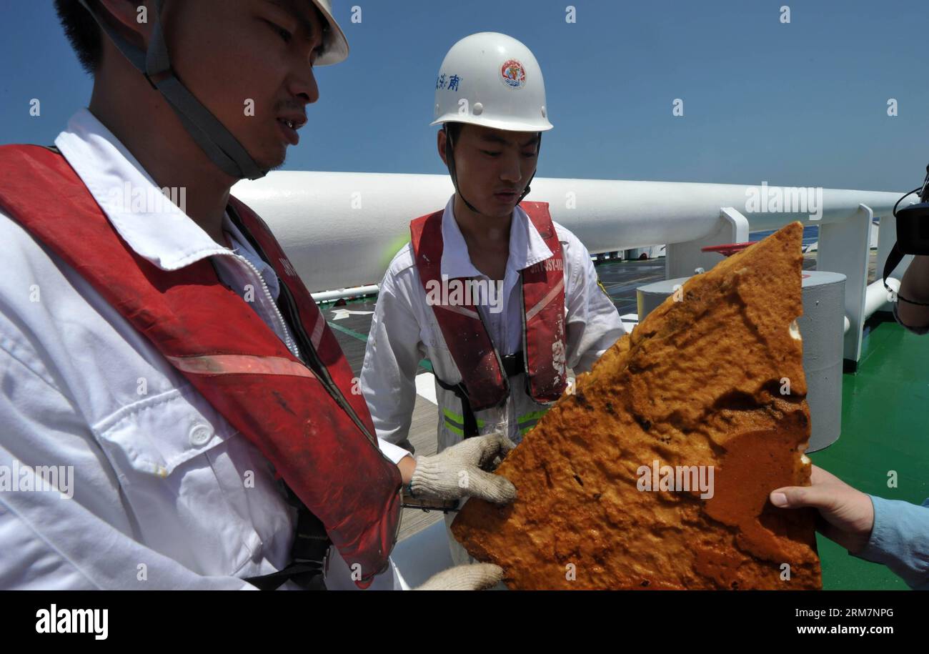 (140311) -- SÜDCHINESISCHE SEENOTRETTUNG 101 , 11. März 2014 (Xinhua) -- Mitglieder des chinesischen Notfallteams auf dem schwimmenden Objekt der Südchinesischen SEENOTRETTUNG 101 an der möglichen Absturzstelle des vermissten Fluges MH370 der Malaysia Airlines. Fünf chinesische Rettungsschiffe, darunter South China Sea Rescue 115 und South China Sea Rescue 101, sind ab Dienstag alle am möglichen Absturzort angekommen und haben sofort die Suchmission nach dem fehlenden Flug MH370 gestartet. (Xinhua/Zhao Yingquan) (zgp) FOKUS SÜDCHINESISCHER SEENOTRETTUNGSFLUG 101-FEHLFLUG MH370-BERGUNGSMISSION (CN) PUBLICATIONxNOTxINxCHN Süd Stockfoto