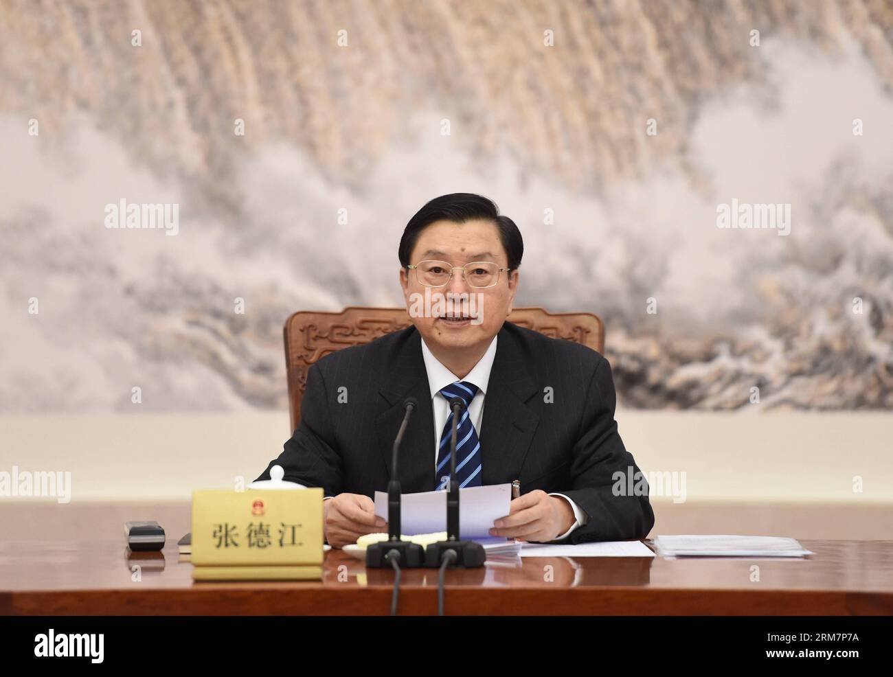 (140312) -- PEKING, 12. März 2014 (Xinhua) -- Zhang Dejiang, Exekutivvorsitzender des Präsidiums der zweiten Sitzung des 12. Nationalen Volkskongresses Chinas (NPC) und Vorsitzender des Ständigen Ausschusses des NPC, leitet die zweite Sitzung der Vorsitzenden des Präsidiums in der Großen Halle des Volkes in Peking, der Hauptstadt Chinas, am 12. März 2014. (Xinhua/Li Xueren) (zkr) (ZWEI SITZUNGEN) CHINA-BEIJING-NPC-PRESIDIUM-EXECUTIVE CHAIRPERSONS-MEETING (CN) PUBLICATIONxNOTxINxCHN Peking 12. März 2014 XINHUA Zhang Dejiang Executive Chair Person des Präsidiums des Zweiten Sess Stockfoto