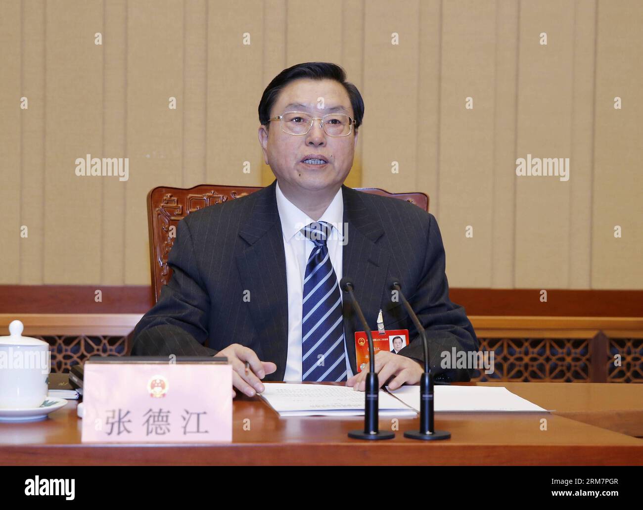 (140312) -- PEKING, 12. März 2014 (Xinhua) -- Zhang Dejiang, Exekutivvorsitzender des Präsidiums der zweiten Sitzung des 12. Nationalen Volkskongresses (NPC), leitet die vierte Präsidiumssitzung in der Großen Halle des Volkes in Peking, Hauptstadt Chinas, am 12. März 2014. (Xinhua/Ju Peng) (zkr) (ZWEI SITZUNGEN) CHINA-BEIJING-NPC-PRESIDIUM-MEETING (CN) PUBLICATIONxNOTxINxCHN Peking 12. März 2014 XINHUA Zhang Dejiang Exekutivvorsitzender Person des Präsidiums der zweiten Sitzung des 12. Nationalen Prominenten S Kongress NPC Vorsitzender der 4. Präsidiumssitzung Stockfoto