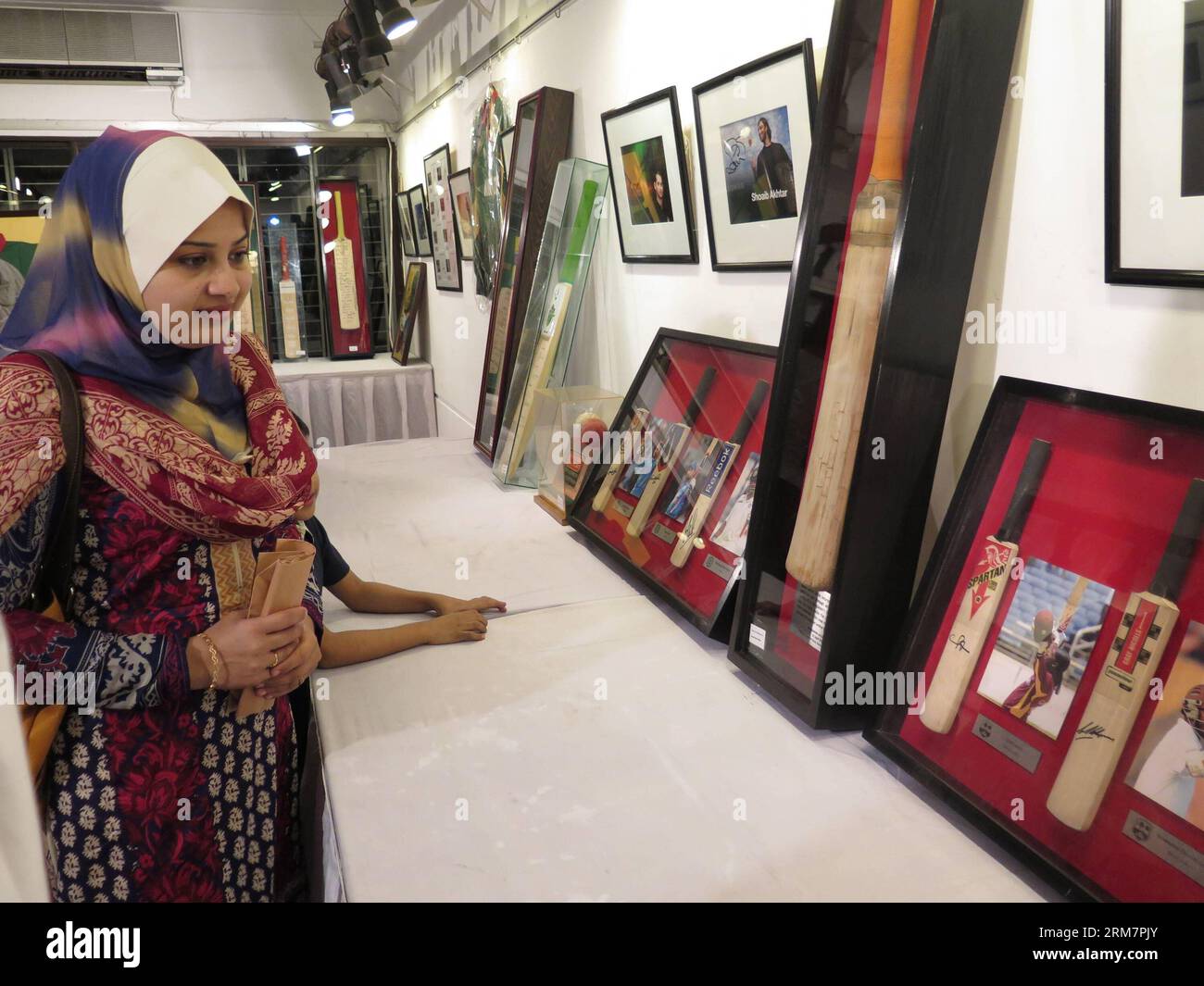 (140312) -- DHAKA, 12. März 2014 (Xinhua) -- Eine Frau besucht die Kricket-Erinnerungsausstellung während des Bangladesh Cricket Festivals 2014 in Dhaka, Bangladesch, 12. März 2014. Das dreitägige Bangladesh Cricket Festival 2014 begann am 10. März vor der International Cricket Council (ICC) World Twenty 20 Championship in Bangladesch. (Xinhua/Shariful Islam) (SP) BANGLADESCH-DHAKA-CRICKET FESTIVAL-AUSSTELLUNG PUBLICATIONxNOTxINxCHN Dhaka 12. März 2014 XINHUA eine Frau besucht die Cricket Memorabilia Ausstellung während des Bangladesch CRICKET Festivals 2014 in Dhaka Bangladesch 12. März 2014 am Th Stockfoto