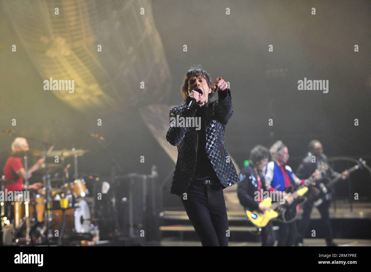 (140313) -- SHANGHAI, (Xinhua) -- Mick Jagger von den Rolling Stones tritt während ihres Konzerts in der Mercedez-Benz Arena in Shanghai, China, am 12. März 2014 auf. (Xinhua/Xiao Xiao)(sss) CHINA-SHANGHAI-MUSIC-THE ROLLING Stones PUBLICATIONxNOTxINxCHN Shanghai XINHUA Mick Jagger of the Rolling Stones konzertiert während ihres Konzerts IN DER Mercedez Benz Arena in Shanghai China 12. März 2014 XINHUA Xiao Xiao SSS China Shanghai Music The Rolling Stones PUBLICATXNOBLATINXCHN Stockfoto