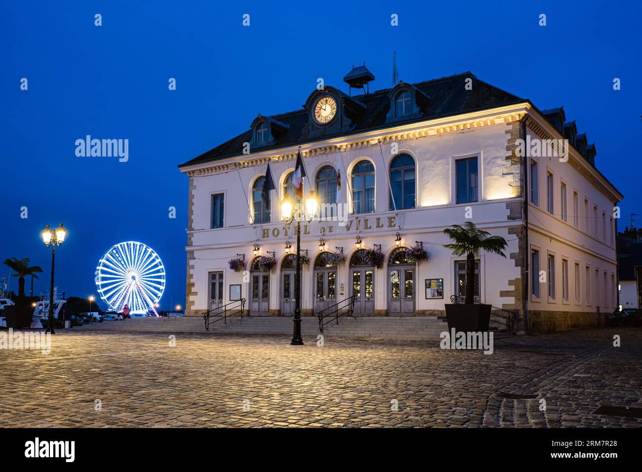 Blick auf das Rathaus von Honfleur in der Dämmerung Stockfoto